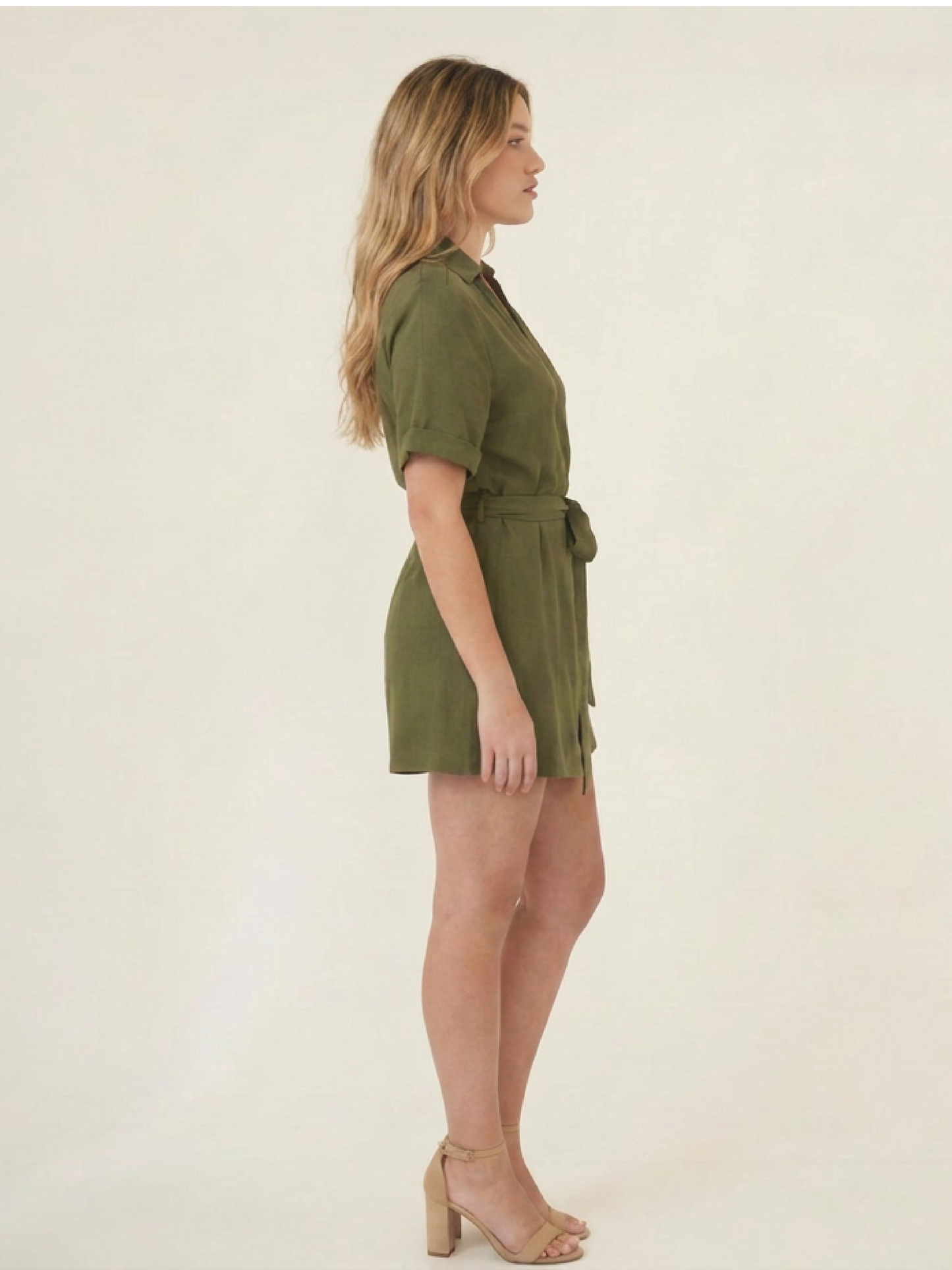 Vestido Harmony olivo con escote cruzado, cinturon de tela y silueta relajada