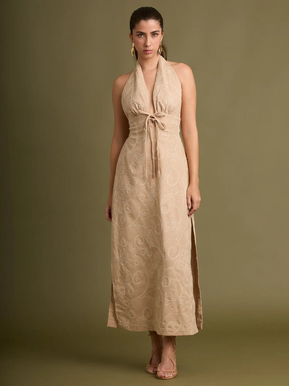 Una pieza atemporal y femenina con bordados sutiles, tiras ajustables al frente y falda amplia con abertura que añade un toque sensual sin perder elegancia.
