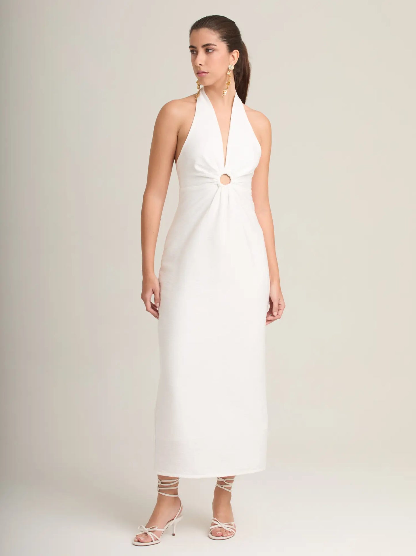 Este vestido Palmeral Blanco es ideal para el verano gracias a su estilo fresco y elegante. Su detalle cut-out con aro central aporta un toque moderno, mientras que la espalda descubierta y la falda midi lo hacen perfecto para vacaciones, looks resort o días soleados.