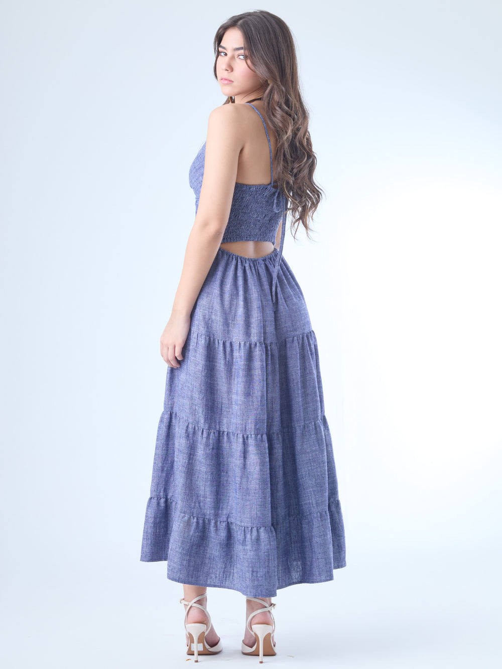 largo con escote en V profundo y tirantes finos. El cuerpo tiene un diseño cruzado que acentúa el busto y estiliza la figura. La falda está compuesta por paneles amplios con sutiles volantes, que aportan fluidez y un aire romántico. Ideal para un look femenino y relajado.
Detalles:
Color: Navy