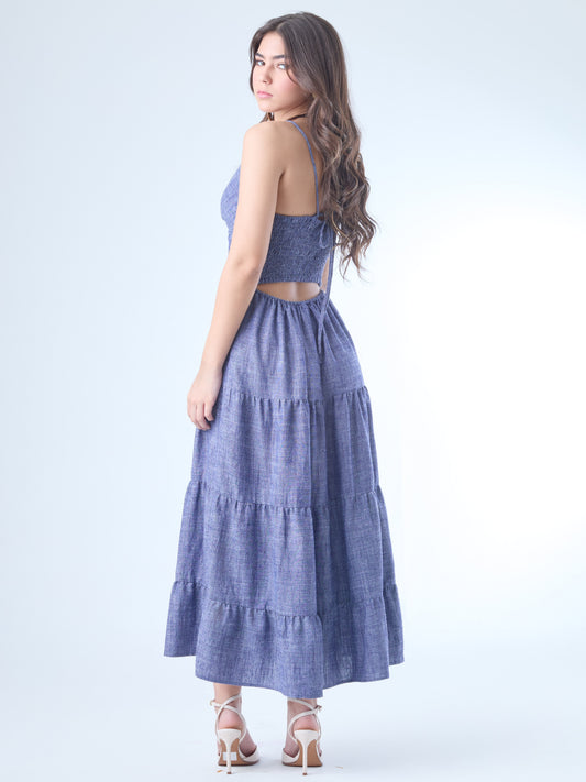 largo con escote en V profundo y tirantes finos. El cuerpo tiene un diseño cruzado que acentúa el busto y estiliza la figura. La falda está compuesta por paneles amplios con sutiles volantes, que aportan fluidez y un aire romántico. Ideal para un look femenino y relajado.
Detalles:
Color: Navy