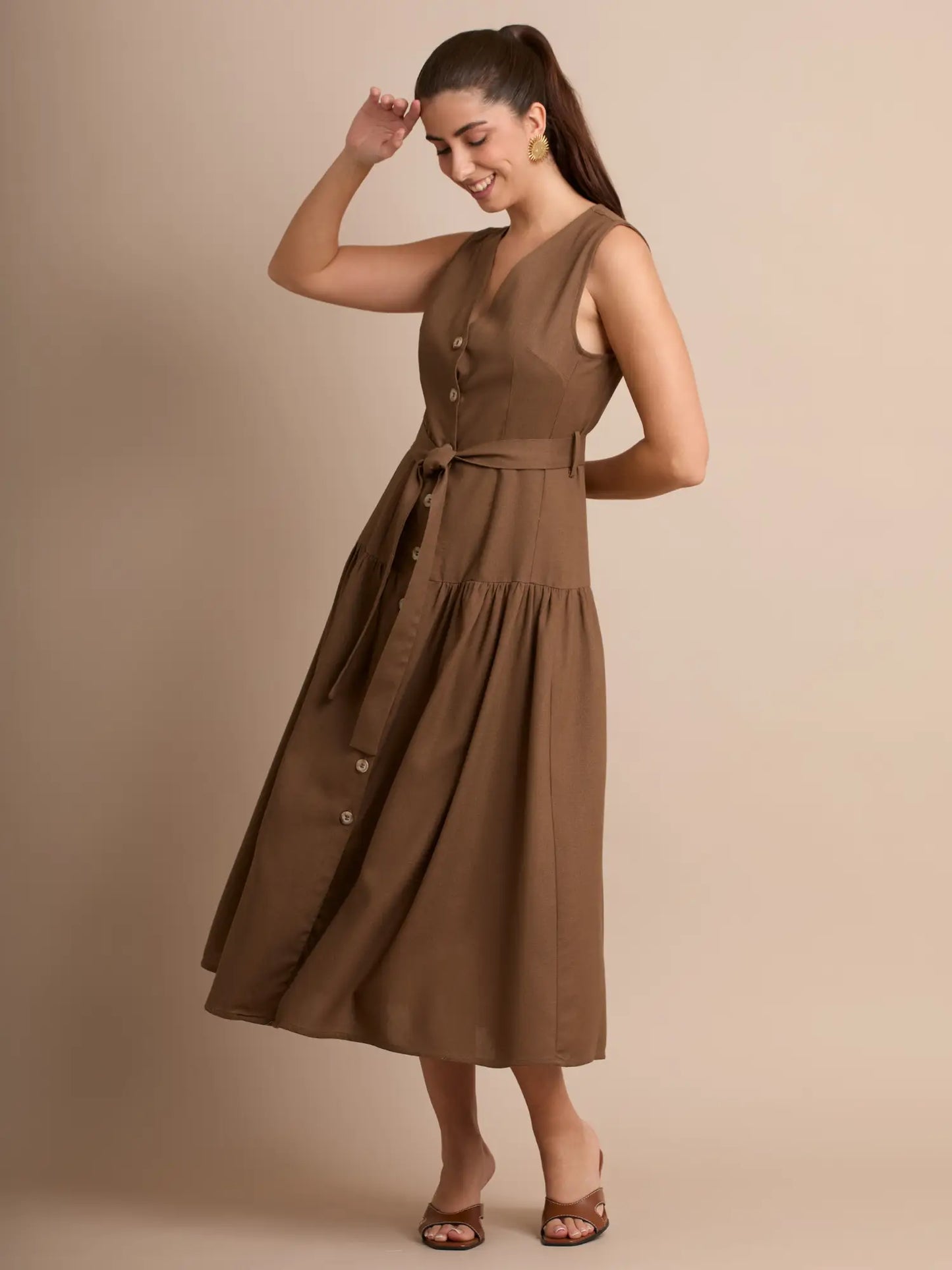 Diseñado para estilizar, este vestido destaca por su cinturón del mismo tono y su falda con sutil fruncido en el bloque inferior, aportando volumen y fluidez sin perder elegancia.