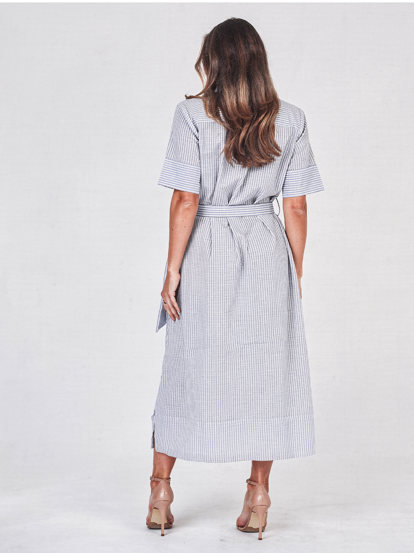 Vestido Megana baby blue con corte camisero, cintura ajustable y largo midi