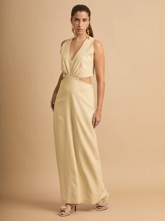 Este vestido midi beige destaca por su nudo frontal que define la figura y su caída fluida que aporta movimiento. Una pieza perfecta para lucir femenina y chic en cualquier ocasión.
