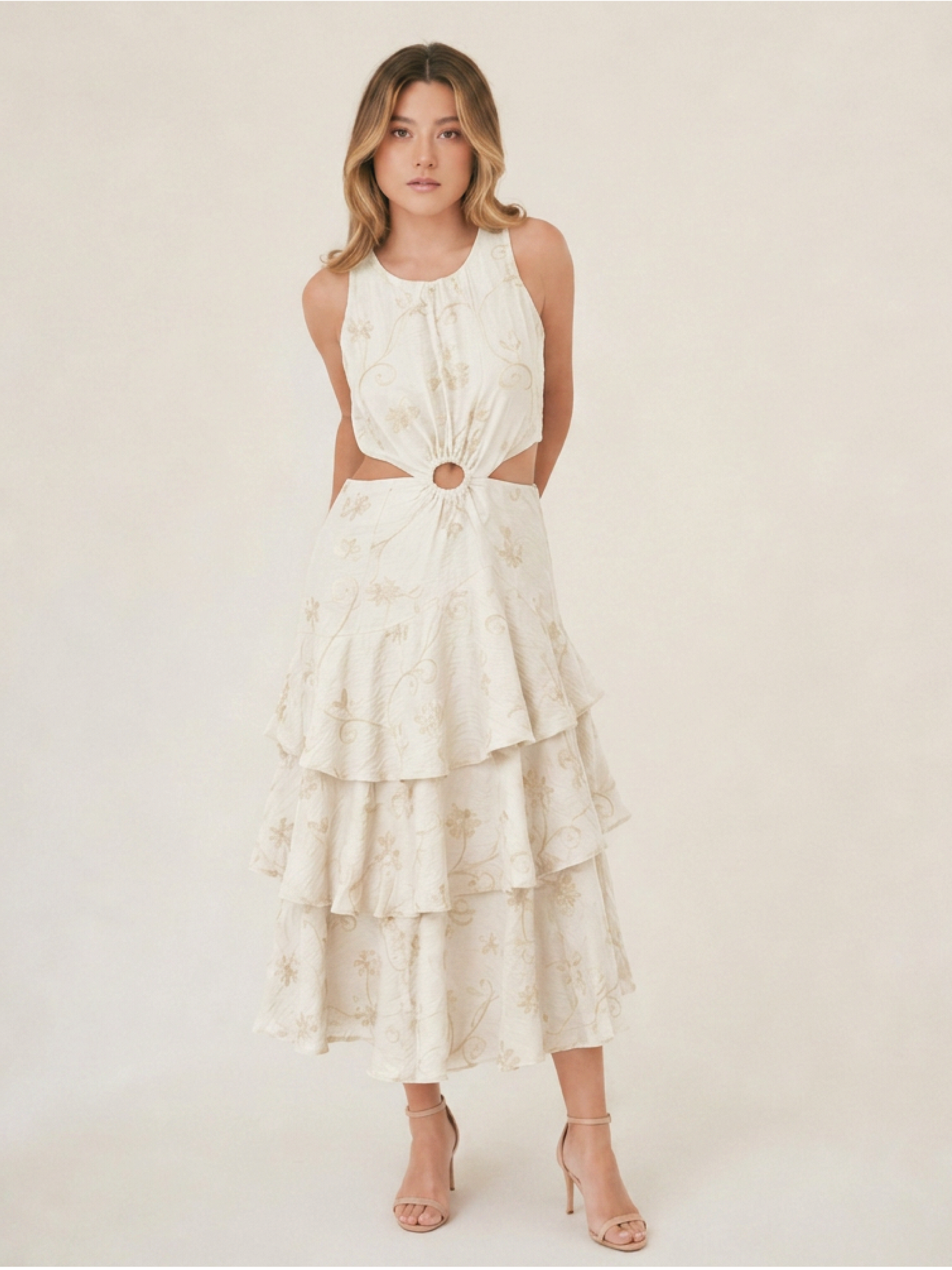 Vestido Neyla blanco con estampado sutil, falda escalonada y silueta elegante