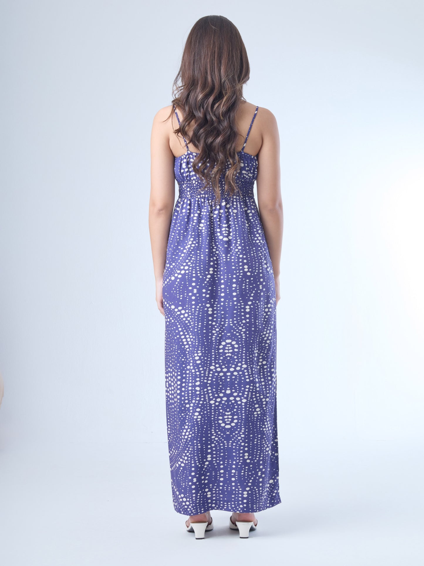 Fluido y femenino, este vestido largo destaca por su escote sutilmente fruncido y silueta que acompaña delicadamente la figura. Los tirantes delgados y el diseño liviano lo convierten en una opción perfecta para climas cálidos, cenas al aire libre o eventos con un aire relajado y chic. Una pieza que equilibra comodidad con sofisticación contemporánea.