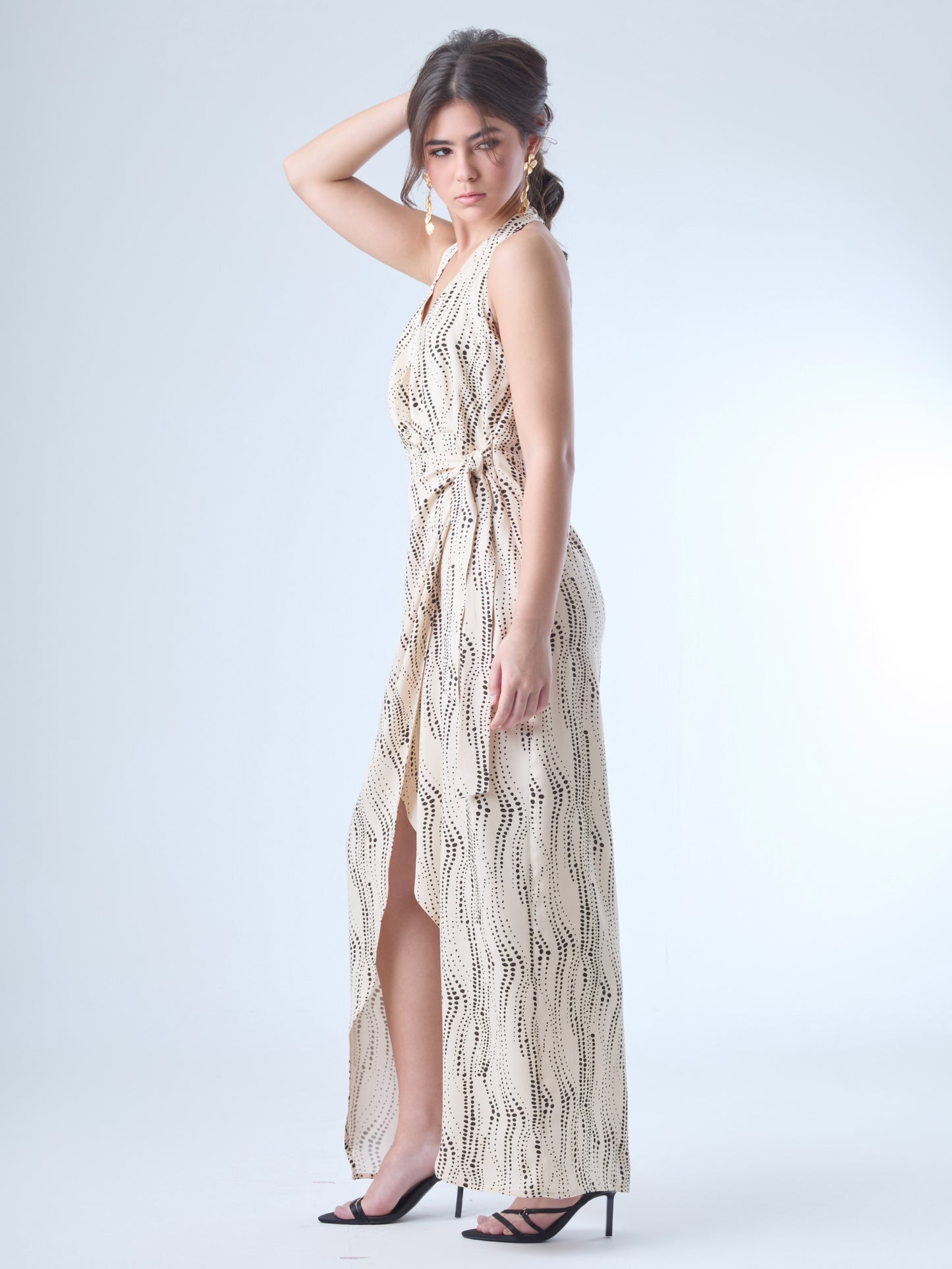 Este vestido de corte largo y envolvente resalta la figura con un escote halter profundo y un amarre lateral que aporta movimiento y definición. Su abertura frontal sutil añade un toque de sensualidad refinada, ideal para eventos nocturnos, cenas elegantes o celebraciones con estilo. Una pieza versátil que equilibra modernidad y elegancia.
Detalles:
Color: Sand