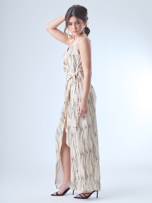 Este vestido de corte largo y envolvente resalta la figura con un escote halter profundo y un amarre lateral que aporta movimiento y definición. Su abertura frontal sutil añade un toque de sensualidad refinada, ideal para eventos nocturnos, cenas elegantes o celebraciones con estilo. Una pieza versátil que equilibra modernidad y elegancia.
Detalles:
Color: Sand