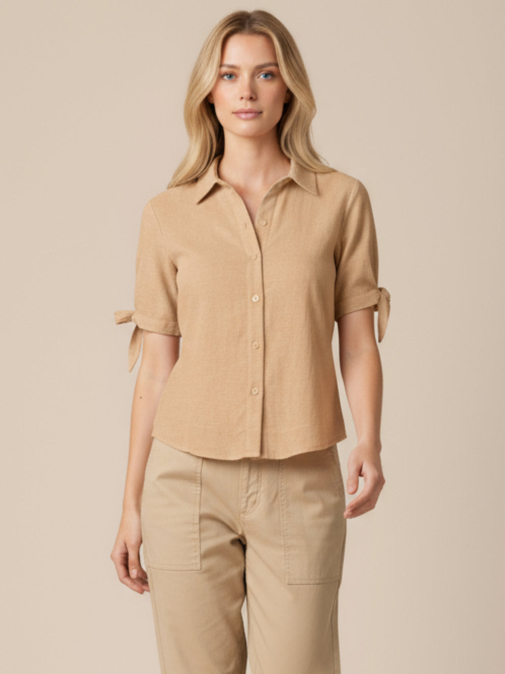 Blusa camisera de manga corta con lazo en los puños. Lleva cuello clásico y botonadura al frente, con silueta recta y dobladillo curvo a la cadera que estiliza. Versátil y pulida: perfecta para elevar jeans, faldas o pantalón sastre
Detalles:
Color: Rosa