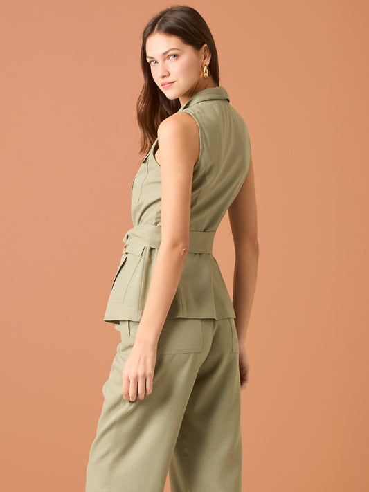 lusa sin mangas con solapa y botonadura frontal, bolsillos con tapa y cinturón ajustable que define la cintura—silueta pulida estilo safari, ideal para oficina o looks casual-chic
Detalles:
Color: Olivo
Material: 69% Rayon 29% Lino 2% Elastómero.
Cuidado: Lavar a mano con jabón suave, por separado.No dejar en remojo. Planchar a temperatura alta.