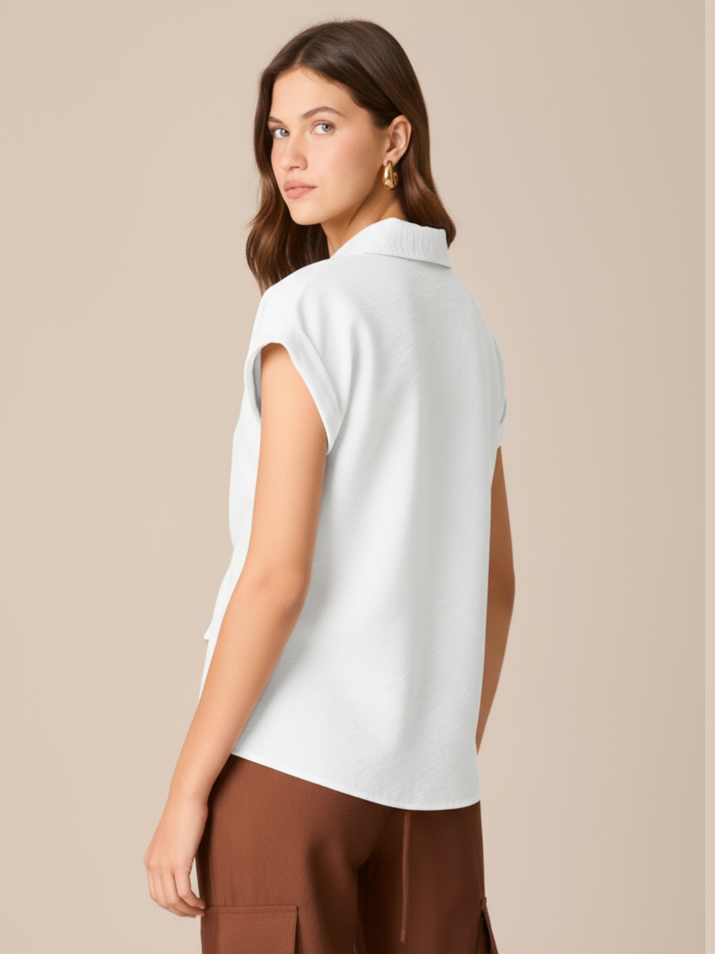 Blusa camisera de manga corta con cuello clásico y tapeta de botones. Destaca el nudo frontal que define la cintura, con puños vueltos y dobladillo curvo con pequeñas aberturas laterales. Caída ligera y fit relajado que estiliza y funciona del día a la noche
Detalles:
Color: Blanco
Material: 87% Rayón 13% Poliamida.