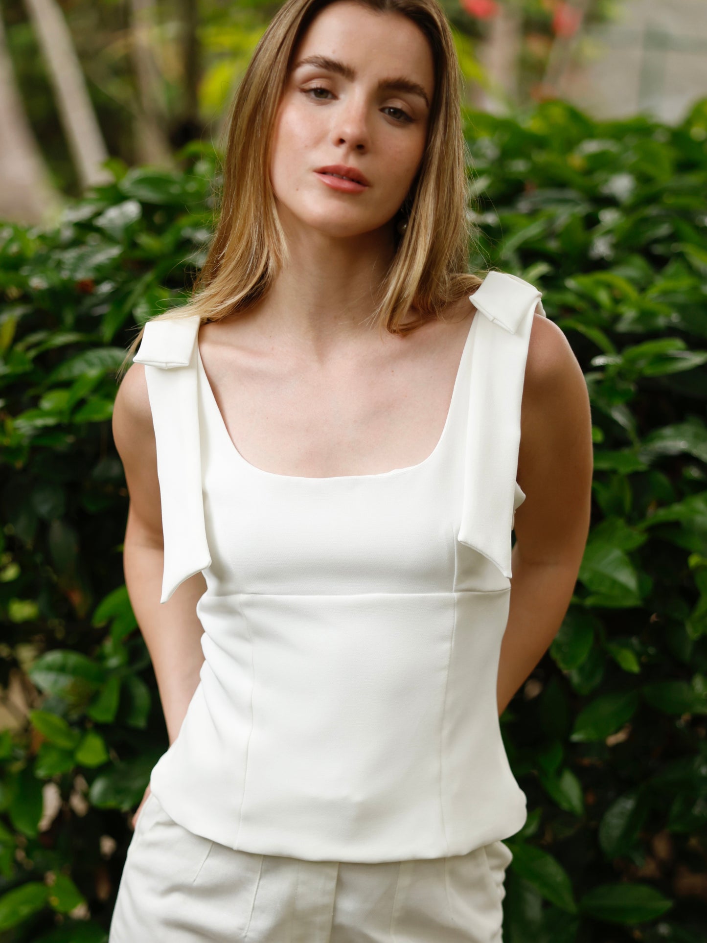 De silueta entallada y acabados impecables, esta blusa eleva cualquier look con su diseño estructurado y femenino. Los tirantes anchos con detalle de lazo añaden un toque delicado y moderno, mientras que el escote recto y la caída sutil en el ruedo realzan la figura. Ideal para combinar con faldas o pantalones de tiro alto en ocasiones elegantes o eventos especiales.
Detalles:
Color: Blanco
Material: 94% Poliester 6% Elastomero