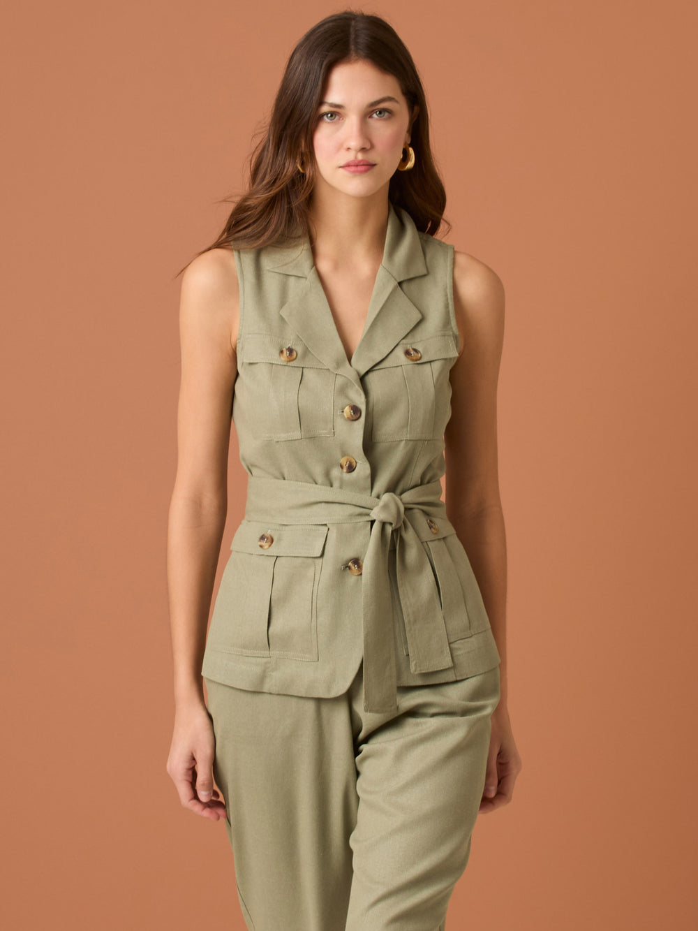 lusa sin mangas con solapa y botonadura frontal, bolsillos con tapa y cinturón ajustable que define la cintura—silueta pulida estilo safari, ideal para oficina o looks casual-chic
Detalles:
Color: Olivo
Material: 69% Rayon 29% Lino 2% Elastómero.
Cuidado: Lavar a mano con jabón suave, por separado.No dejar en remojo. Planchar a temperatura alta.