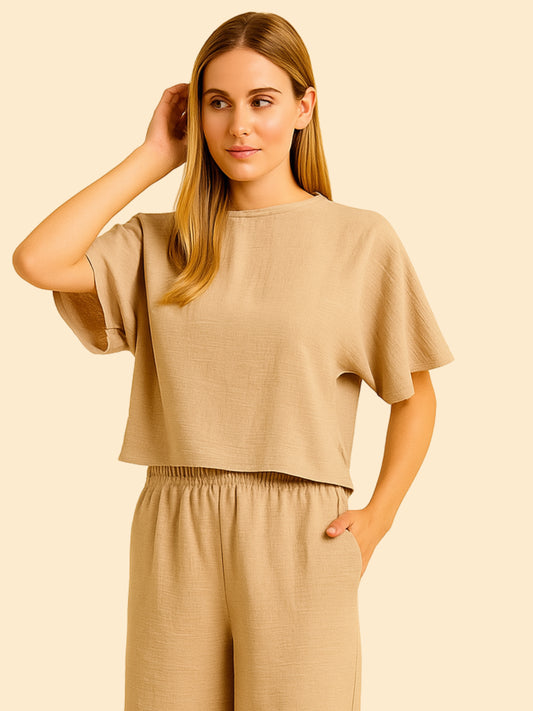 Sencilla y sofisticada, esta blusa de corte recto y fit suelto ofrece comodidad con un acabado limpio. Su diseño de manga corta y cuello cerrado la convierte en una prenda versátil, ideal para looks casuales o combinaciones minimalistas con un aire refinado. Perfecta para el día a día con estilo relajado y moderno.