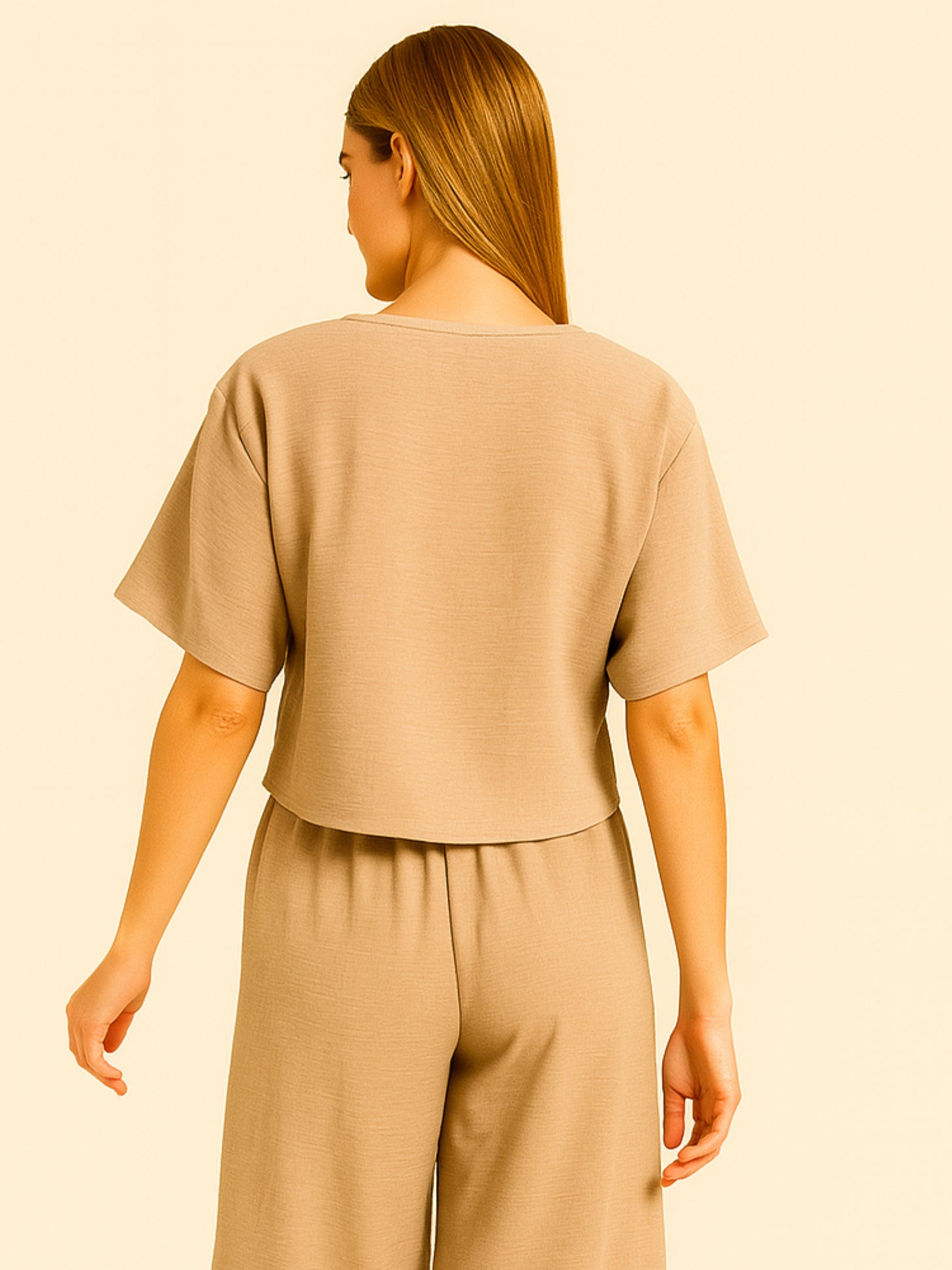Sencilla y sofisticada, esta blusa de corte recto y fit suelto ofrece comodidad con un acabado limpio. Su diseño de manga corta y cuello cerrado la convierte en una prenda versátil, ideal para looks casuales o combinaciones minimalistas con un aire refinado. Perfecta para el día a día con estilo relajado y moderno.