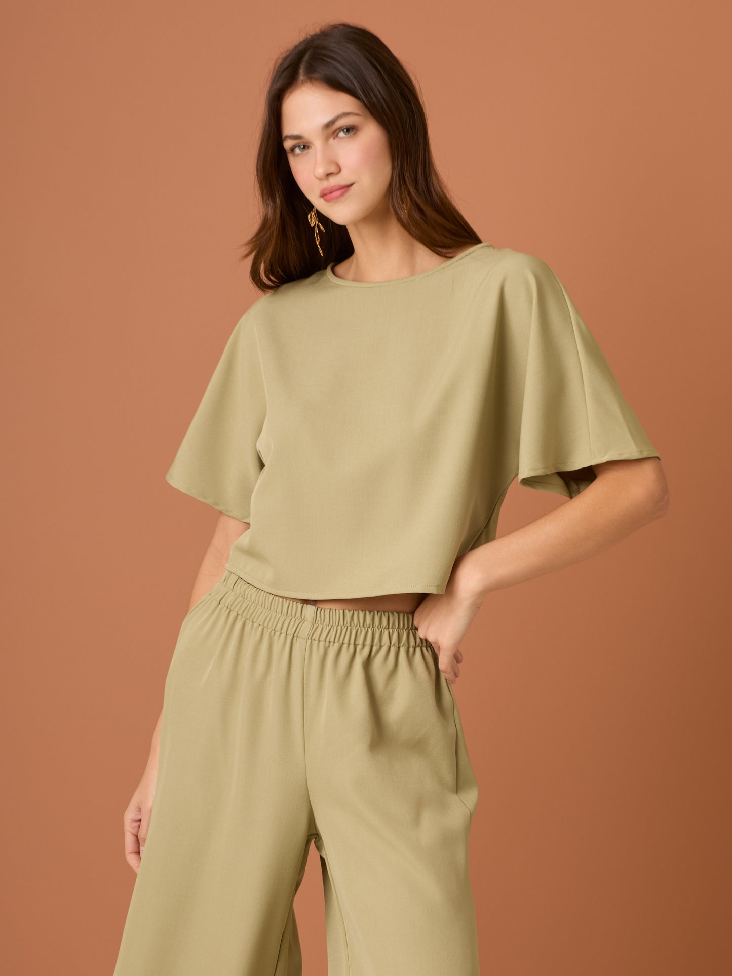 Sencilla y sofisticada, esta blusa de corte recto y fit suelto ofrece comodidad con un acabado limpio. Su diseño de manga corta y cuello cerrado la convierte en una prenda versátil, ideal para looks casuales o combinaciones minimalistas con un aire refinado. Perfecta para el día a día con estilo relajado y moderno.