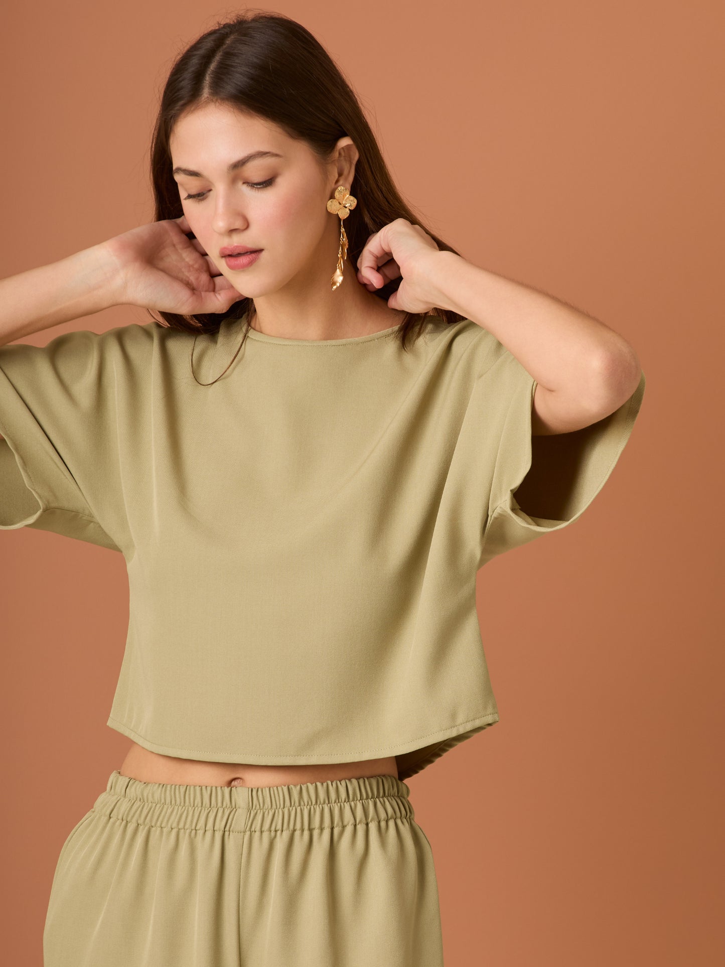 Sencilla y sofisticada, esta blusa de corte recto y fit suelto ofrece comodidad con un acabado limpio. Su diseño de manga corta y cuello cerrado la convierte en una prenda versátil, ideal para looks casuales o combinaciones minimalistas con un aire refinado. Perfecta para el día a día con estilo relajado y moderno.