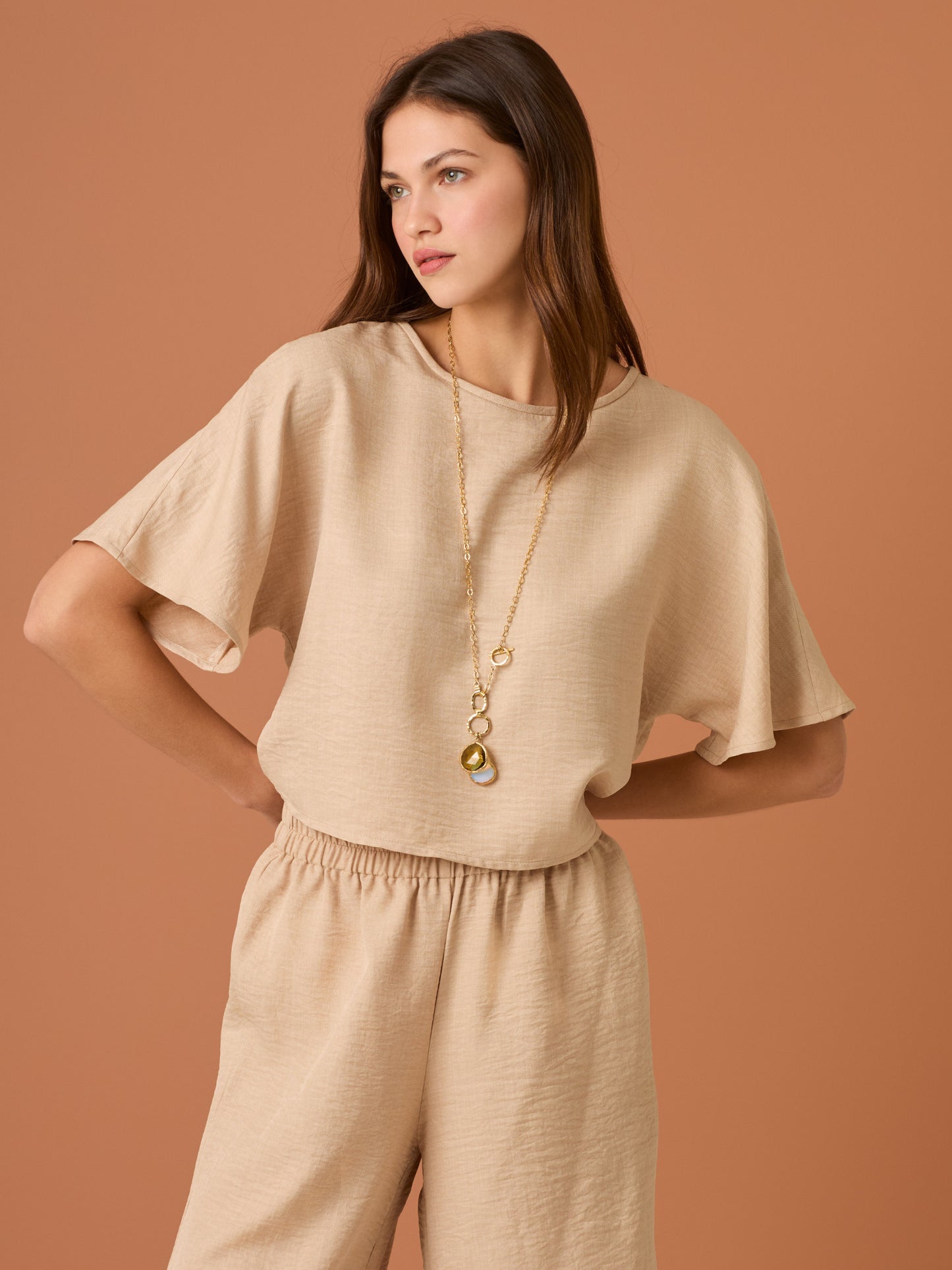 Sencilla y sofisticada, esta blusa de corte recto y fit suelto ofrece comodidad con un acabado limpio. Su diseño de manga corta y cuello cerrado la convierte en una prenda versátil, ideal para looks casuales o combinaciones minimalistas con un aire refinado. Perfecta para el día a día con estilo relajado y moderno.