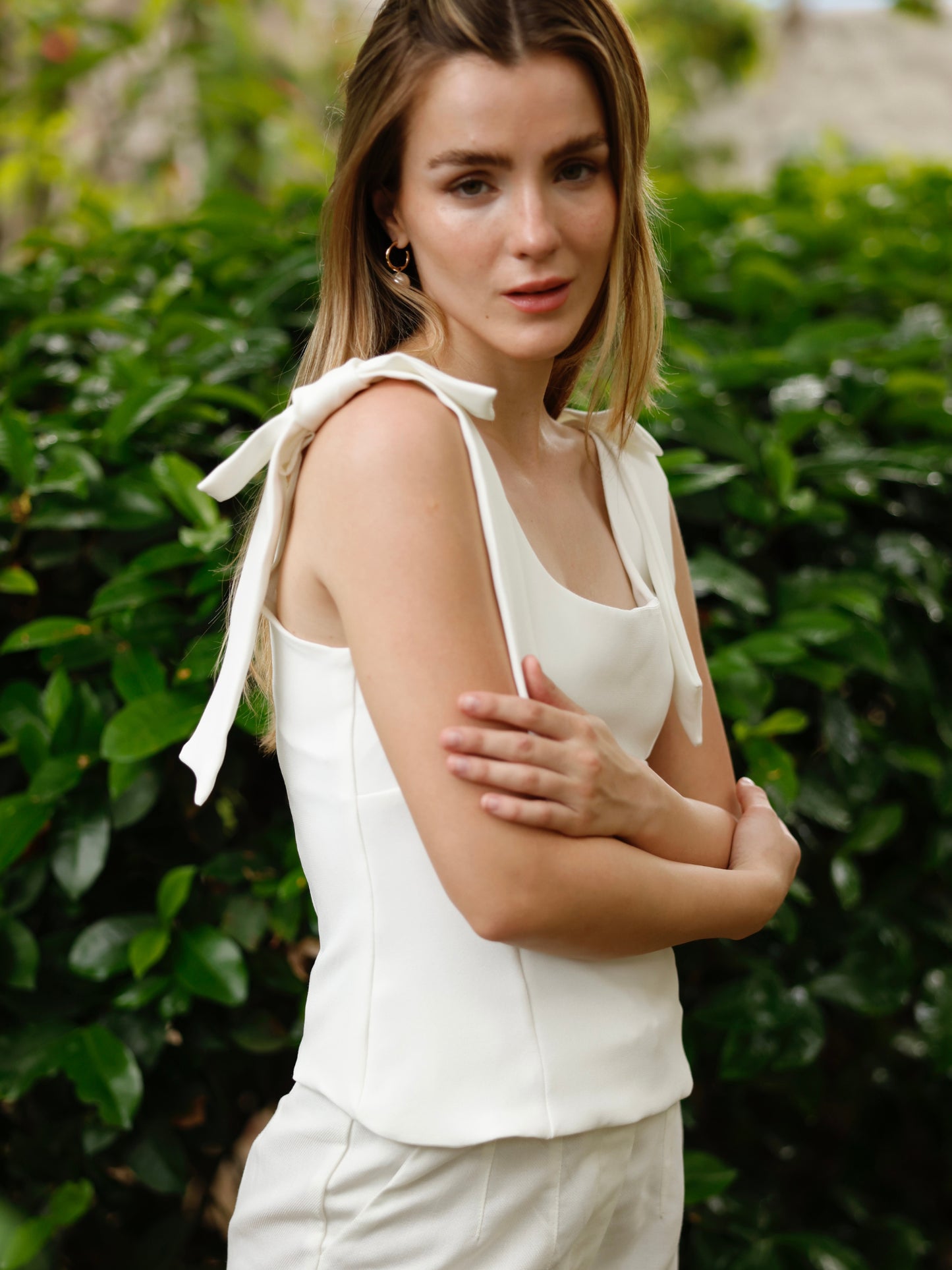 De silueta entallada y acabados impecables, esta blusa eleva cualquier look con su diseño estructurado y femenino. Los tirantes anchos con detalle de lazo añaden un toque delicado y moderno, mientras que el escote recto y la caída sutil en el ruedo realzan la figura. Ideal para combinar con faldas o pantalones de tiro alto en ocasiones elegantes o eventos especiales.
Detalles:
Color: Blanco
Material: 94% Poliester 6% Elastomero