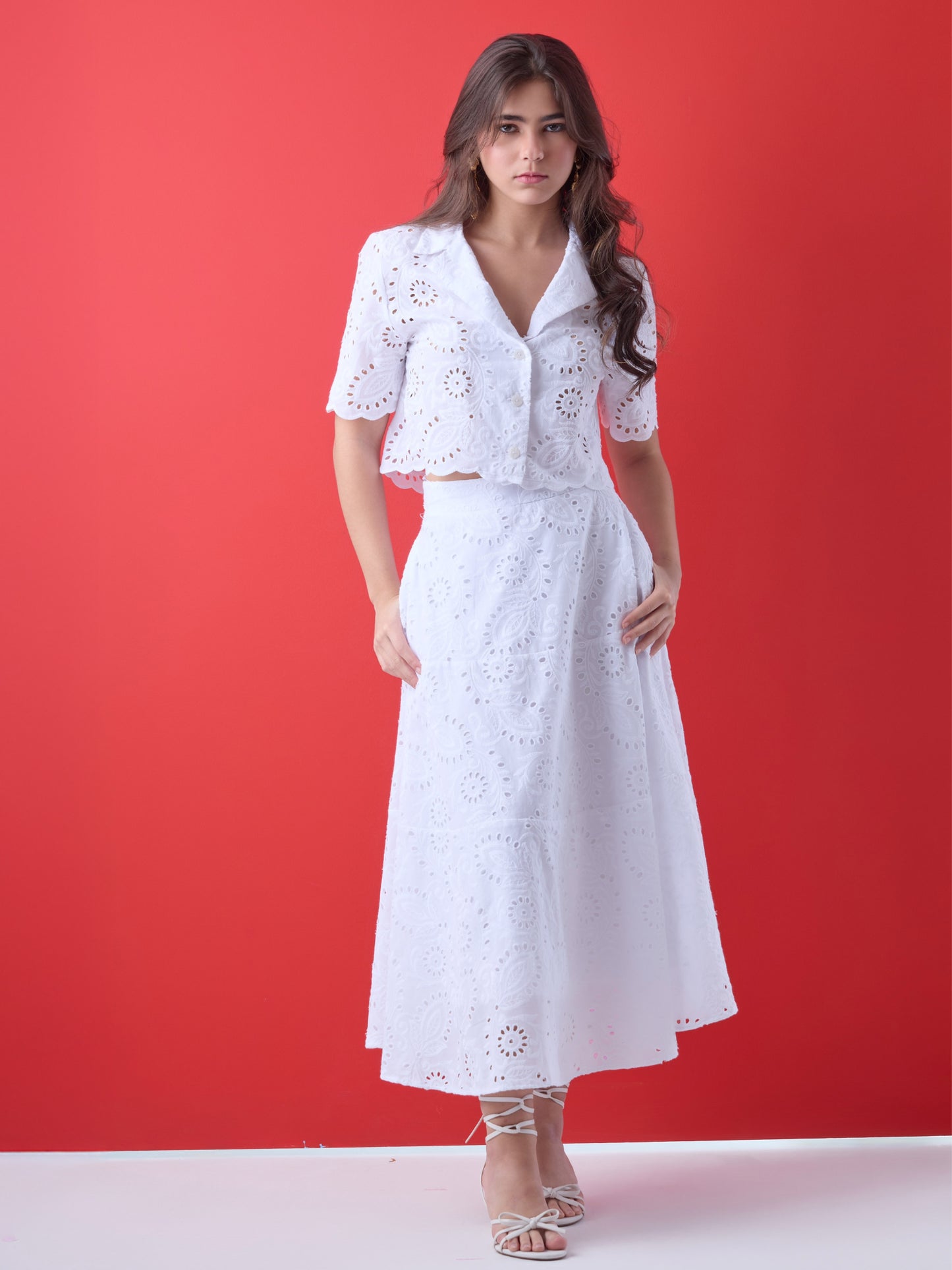 Delicada y femenina, esta falda de largo midi presenta un bordado floral calado que aporta textura y sofisticación. Su silueta en A y cintura ajustada realzan la figura con movimiento sutil y una caída impecable. Ideal para ocasiones especiales de día, celebraciones al aire libre o estilismos frescos con un aire romántico y atemporal.
Detalles:
Color: Blanco