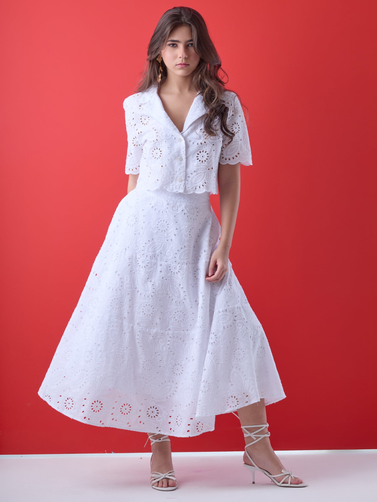 Delicada y femenina, esta falda de largo midi presenta un bordado floral calado que aporta textura y sofisticación. Su silueta en A y cintura ajustada realzan la figura con movimiento sutil y una caída impecable. Ideal para ocasiones especiales de día, celebraciones al aire libre o estilismos frescos con un aire romántico y atemporal.
Detalles:
Color: Blanco