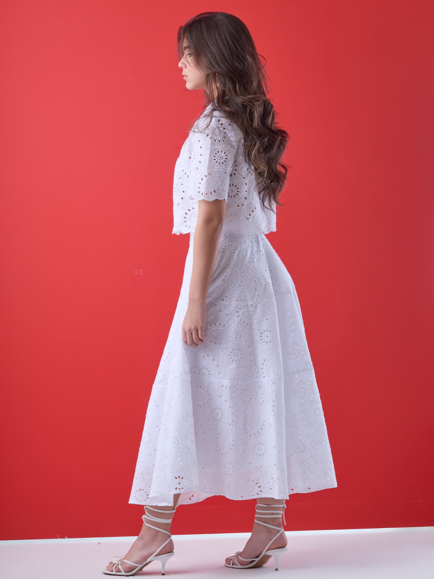 Delicada y femenina, esta falda de largo midi presenta un bordado floral calado que aporta textura y sofisticación. Su silueta en A y cintura ajustada realzan la figura con movimiento sutil y una caída impecable. Ideal para ocasiones especiales de día, celebraciones al aire libre o estilismos frescos con un aire romántico y atemporal.
Detalles:
Color: Blanco