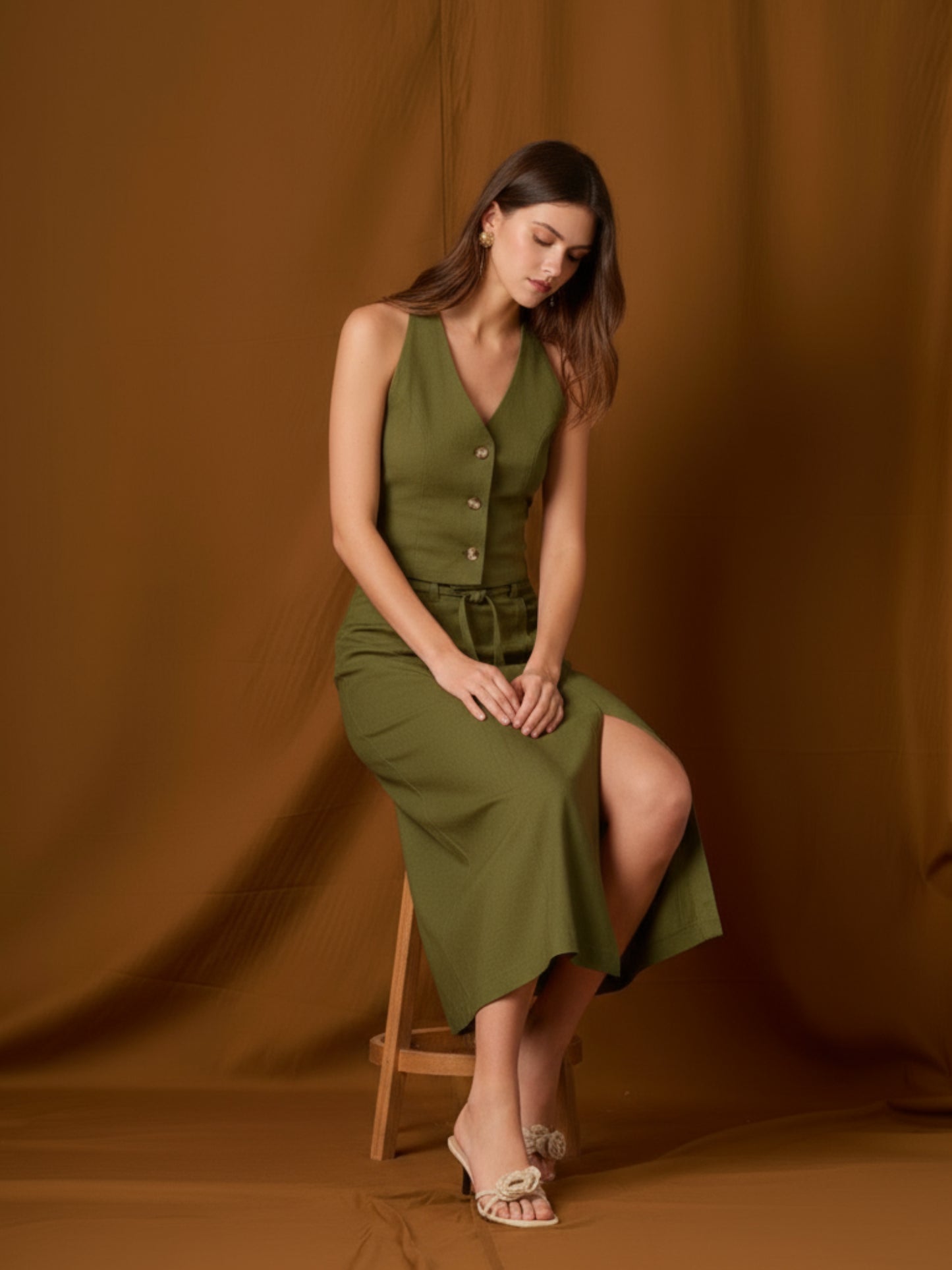 Falda midi de tiro alto con pretina y pasadores, cinturón delgado para ajustar y cruce tipo pareo al frente con abertura lateral que alarga la silueta. Caída recta con leve evasé y largo a media pierna para un movimiento fluido. Versátil y sofisticada para elevar tus looks de día o de noche.