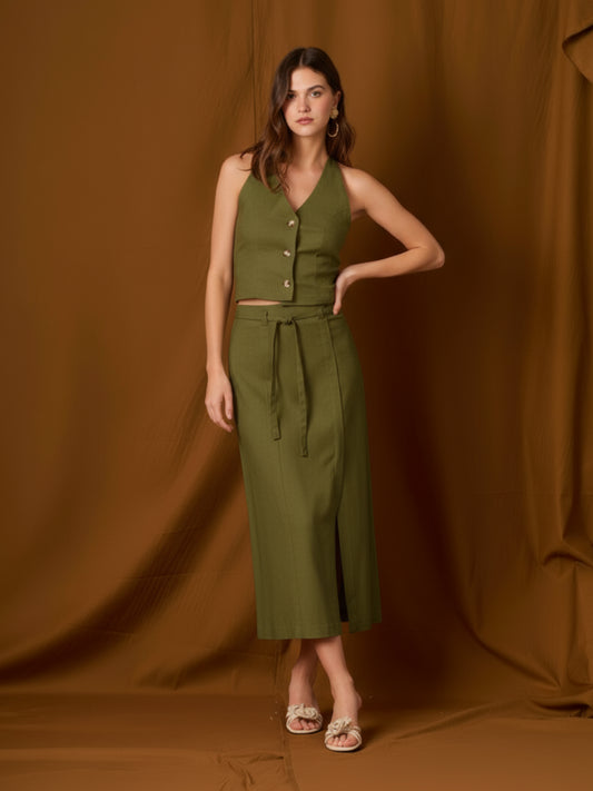 Falda midi de tiro alto con pretina y pasadores, cinturón delgado para ajustar y cruce tipo pareo al frente con abertura lateral que alarga la silueta. Caída recta con leve evasé y largo a media pierna para un movimiento fluido. Versátil y sofisticada para elevar tus looks de día o de noche.