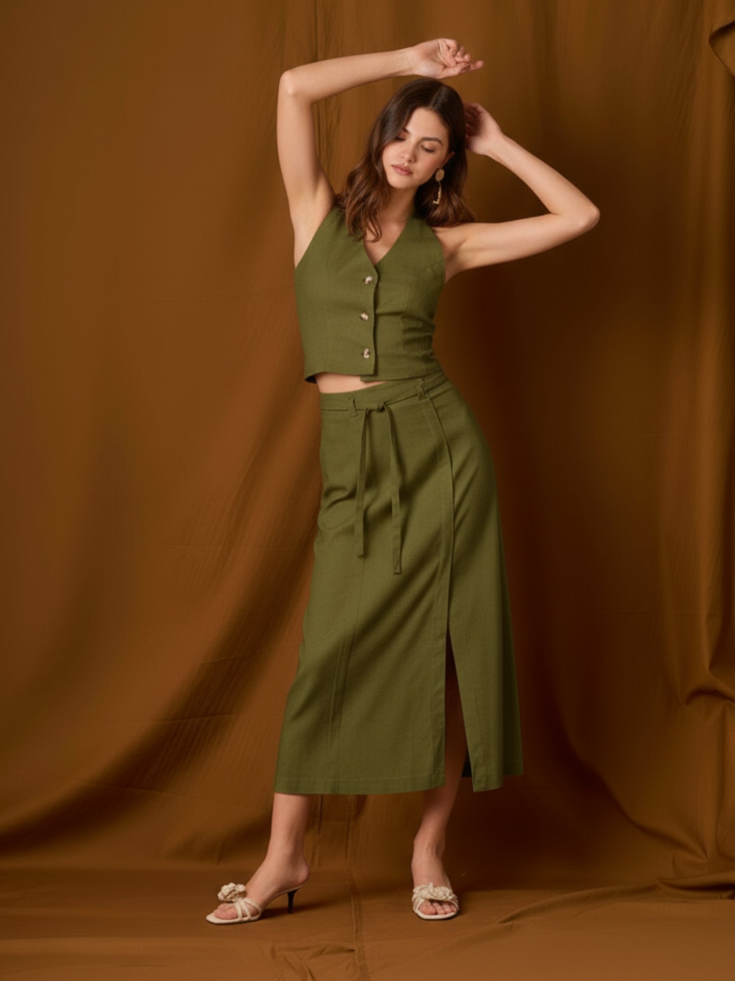 Falda midi de tiro alto con pretina y pasadores, cinturón delgado para ajustar y cruce tipo pareo al frente con abertura lateral que alarga la silueta. Caída recta con leve evasé y largo a media pierna para un movimiento fluido. Versátil y sofisticada para elevar tus looks de día o de noche.