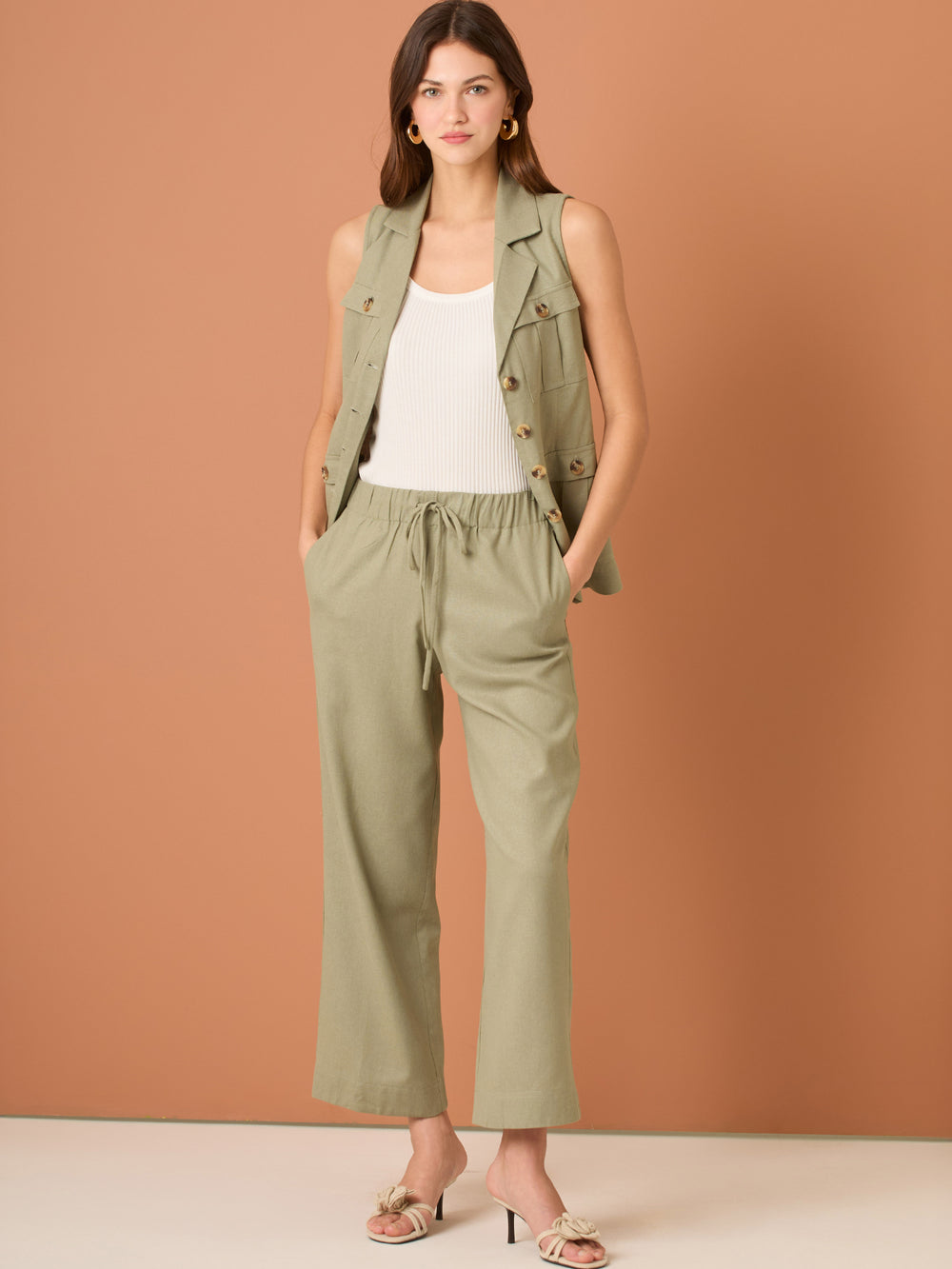 Pantalón recto de tiro alto; pierna completa con caída fluida y bajo limpio, cintura entallada con cierre oculto—versátil y pulido para oficina o looks casual-chic
Detalles:
Color: Olivo
Material: 69% Rayon 29% Lino 2% Elastomero
Cuidado: Lavar a mano con jabón suave, por separado.No dejar en remojo. Planchar a temperatura alta.