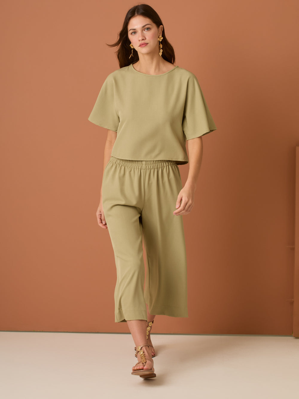 Con una silueta relajada y favorecedora, este pantalón amplio ofrece comodidad sin sacrificar estilo. Su pretina elástica asegura un ajuste cómodo y práctico, mientras que el largo al tobillo y la caída ligera lo convierten en una opción ideal para looks casuales sofisticados o días de movimiento con un aire minimalista y pulido.