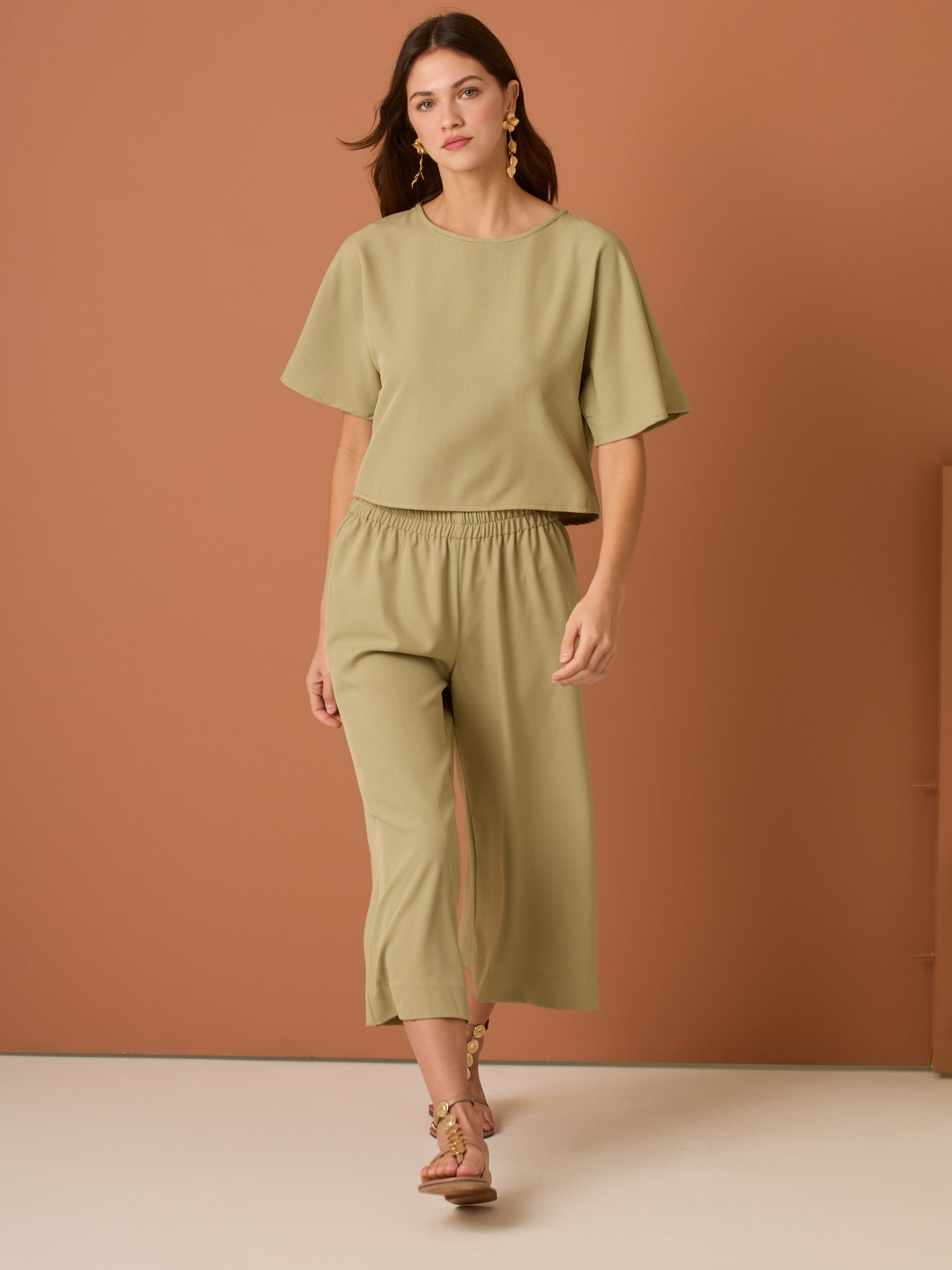 Con una silueta relajada y favorecedora, este pantalón amplio ofrece comodidad sin sacrificar estilo. Su pretina elástica asegura un ajuste cómodo y práctico, mientras que el largo al tobillo y la caída ligera lo convierten en una opción ideal para looks casuales sofisticados o días de movimiento con un aire minimalista y pulido.