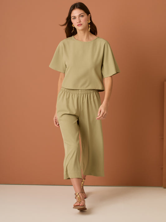 Con una silueta relajada y favorecedora, este pantalón amplio ofrece comodidad sin sacrificar estilo. Su pretina elástica asegura un ajuste cómodo y práctico, mientras que el largo al tobillo y la caída ligera lo convierten en una opción ideal para looks casuales sofisticados o días de movimiento con un aire minimalista y pulido.