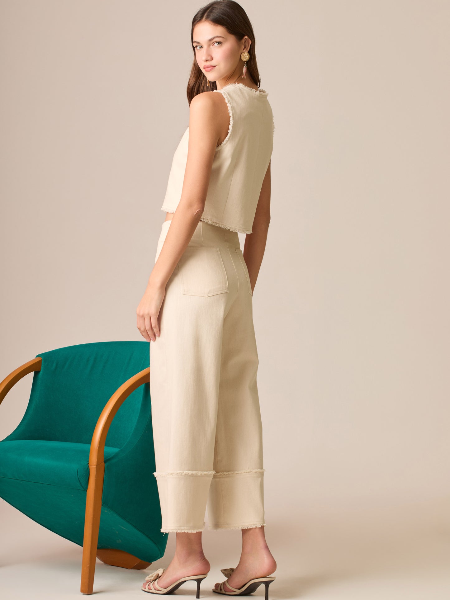 Pantalón culotte de tiro alto y pierna ancha; largo cropped con franjas y dobladillo deshilachado, cintura entallada y cierre oculto—silueta pulida y moderna para looks casual-chic
Detalles:
Color: Sand
Material: 98% Algodón 2% Elastómero
Cuidado: Lavar a mano con jabón suave, por separado.No dejar en remojo. Planchar a temperatura alta.