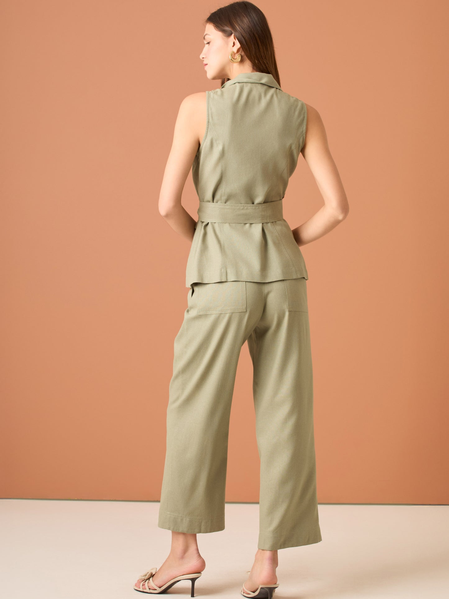 Pantalón recto de tiro alto; pierna completa con caída fluida y bajo limpio, cintura entallada con cierre oculto—versátil y pulido para oficina o looks casual-chic
Detalles:
Color: Olivo
Material: 69% Rayon 29% Lino 2% Elastomero
Cuidado: Lavar a mano con jabón suave, por separado.No dejar en remojo. Planchar a temperatura alta.