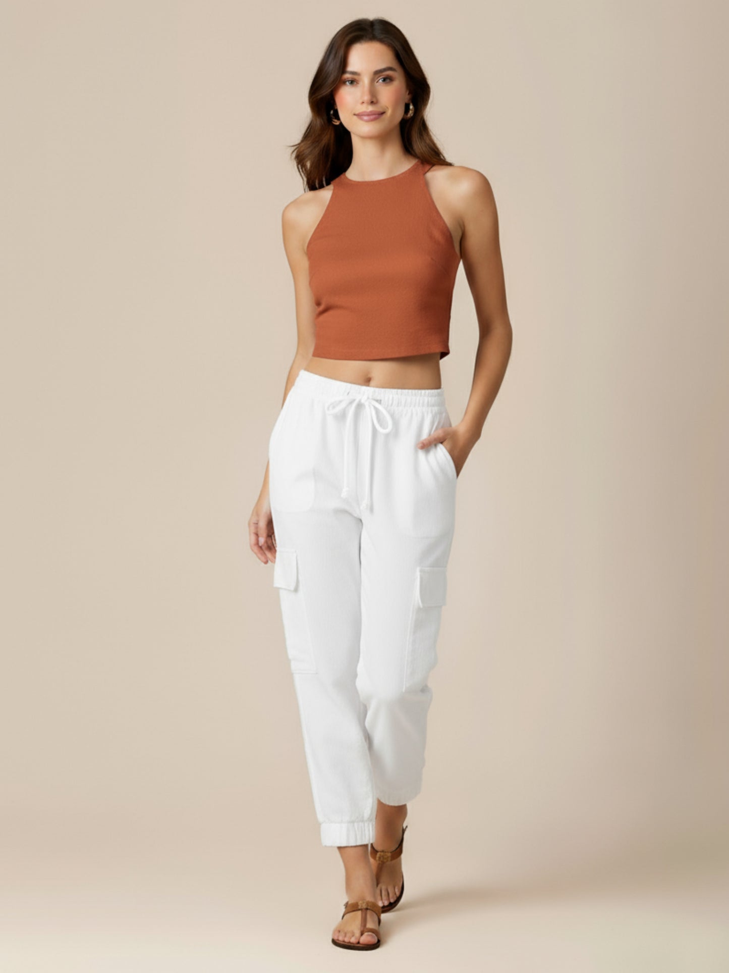 Este pantalón combina comodidad y estilo en un diseño moderno. Presenta pretina elástica con cordón ajustable que se adapta perfectamente a la cintura, bolsillos laterales tipo cargo que aportan un aire práctico y urbano, y terminaciones con elástico en los tobillos que estilizan la silueta. Su corte relajado lo convierte en una prenda versátil y actual, ideal para un look casual y sofisticado al mismo tiempo. Perfecto para quienes buscan frescura y dinamismo sin perder elegancia.