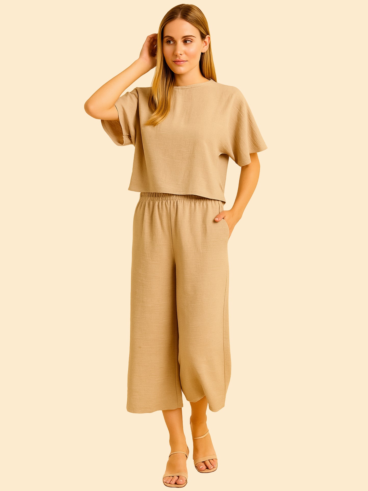 Con una silueta relajada y favorecedora, este pantalón amplio ofrece comodidad sin sacrificar estilo. Su pretina elástica asegura un ajuste cómodo y práctico, mientras que el largo al tobillo y la caída ligera lo convierten en una opción ideal para looks casuales sofisticados o días de movimiento con un aire minimalista y pulido.