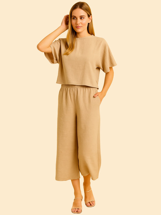 Con una silueta relajada y favorecedora, este pantalón amplio ofrece comodidad sin sacrificar estilo. Su pretina elástica asegura un ajuste cómodo y práctico, mientras que el largo al tobillo y la caída ligera lo convierten en una opción ideal para looks casuales sofisticados o días de movimiento con un aire minimalista y pulido.