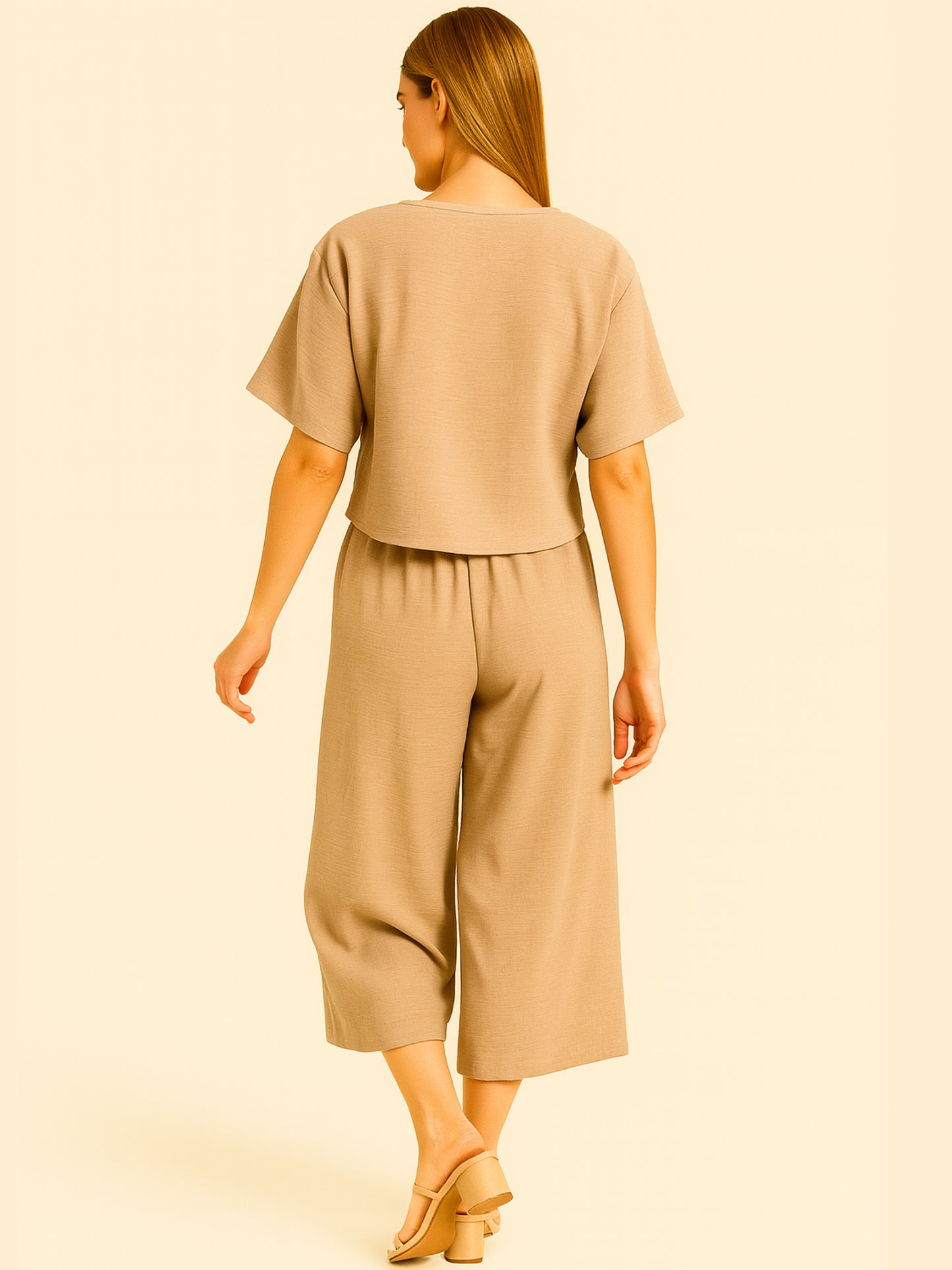 Con una silueta relajada y favorecedora, este pantalón amplio ofrece comodidad sin sacrificar estilo. Su pretina elástica asegura un ajuste cómodo y práctico, mientras que el largo al tobillo y la caída ligera lo convierten en una opción ideal para looks casuales sofisticados o días de movimiento con un aire minimalista y pulido.