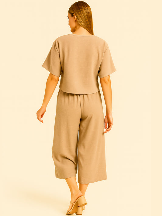 Con una silueta relajada y favorecedora, este pantalón amplio ofrece comodidad sin sacrificar estilo. Su pretina elástica asegura un ajuste cómodo y práctico, mientras que el largo al tobillo y la caída ligera lo convierten en una opción ideal para looks casuales sofisticados o días de movimiento con un aire minimalista y pulido.