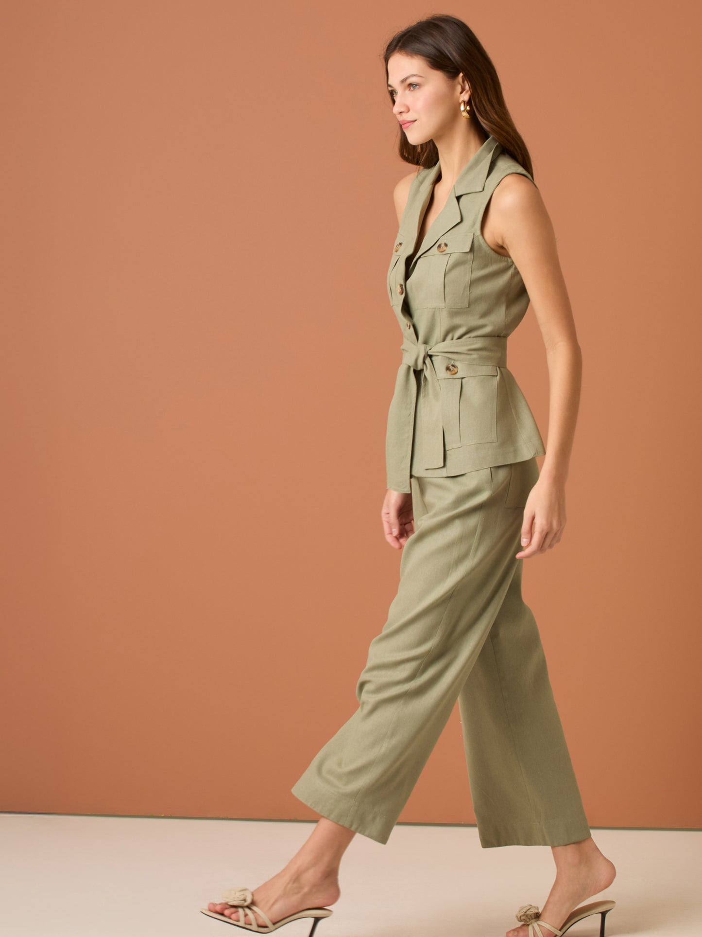 Pantalón recto de tiro alto; pierna completa con caída fluida y bajo limpio, cintura entallada con cierre oculto—versátil y pulido para oficina o looks casual-chic
Detalles:
Color: Olivo
Material: 69% Rayon 29% Lino 2% Elastomero
Cuidado: Lavar a mano con jabón suave, por separado.No dejar en remojo. Planchar a temperatura alta.