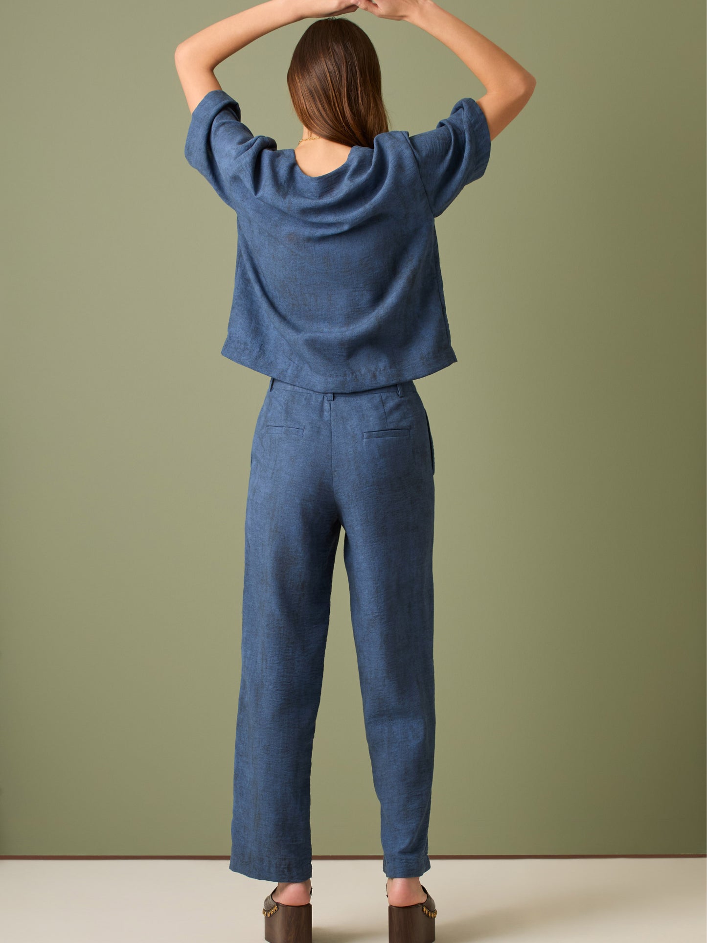 Este pantalón se distingue por su corte recto y relajado, con un estilo ligero que aporta comodidad y elegancia al mismo tiempo. La cintura es discreta, sin excesos, lo que lo hace versátil y fácil de llevar. Su diseño sencillo y fluido le da un aire sofisticado pero desenfadado, ideal para un look moderno y minimalista
Detalles:
Color: Cafe
Material: 100% Poliester