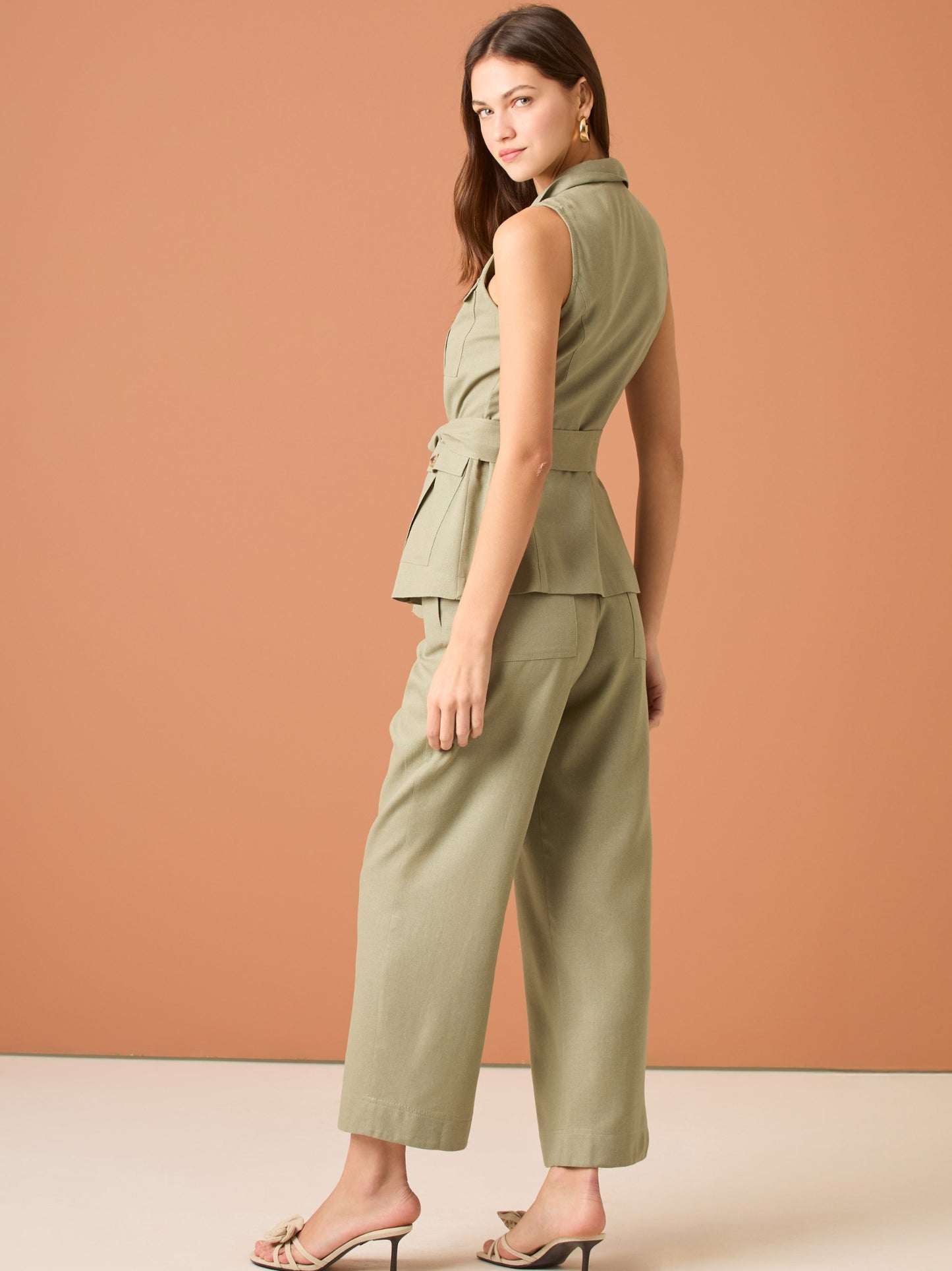 Pantalón recto de tiro alto; pierna completa con caída fluida y bajo limpio, cintura entallada con cierre oculto—versátil y pulido para oficina o looks casual-chic
Detalles:
Color: Olivo
Material: 69% Rayon 29% Lino 2% Elastomero
Cuidado: Lavar a mano con jabón suave, por separado.No dejar en remojo. Planchar a temperatura alta.
