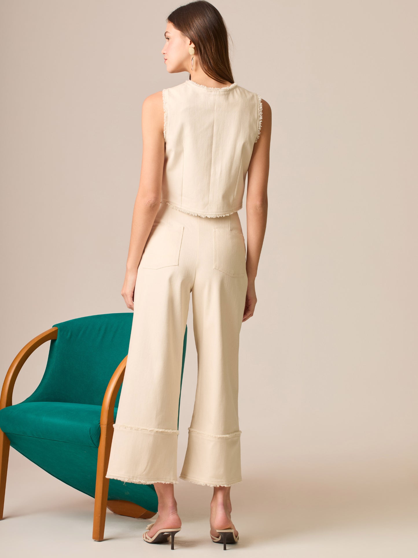 Pantalón culotte de tiro alto y pierna ancha; largo cropped con franjas y dobladillo deshilachado, cintura entallada y cierre oculto—silueta pulida y moderna para looks casual-chic
Detalles:
Color: Sand
Material: 98% Algodón 2% Elastómero
Cuidado: Lavar a mano con jabón suave, por separado.No dejar en remojo. Planchar a temperatura alta.