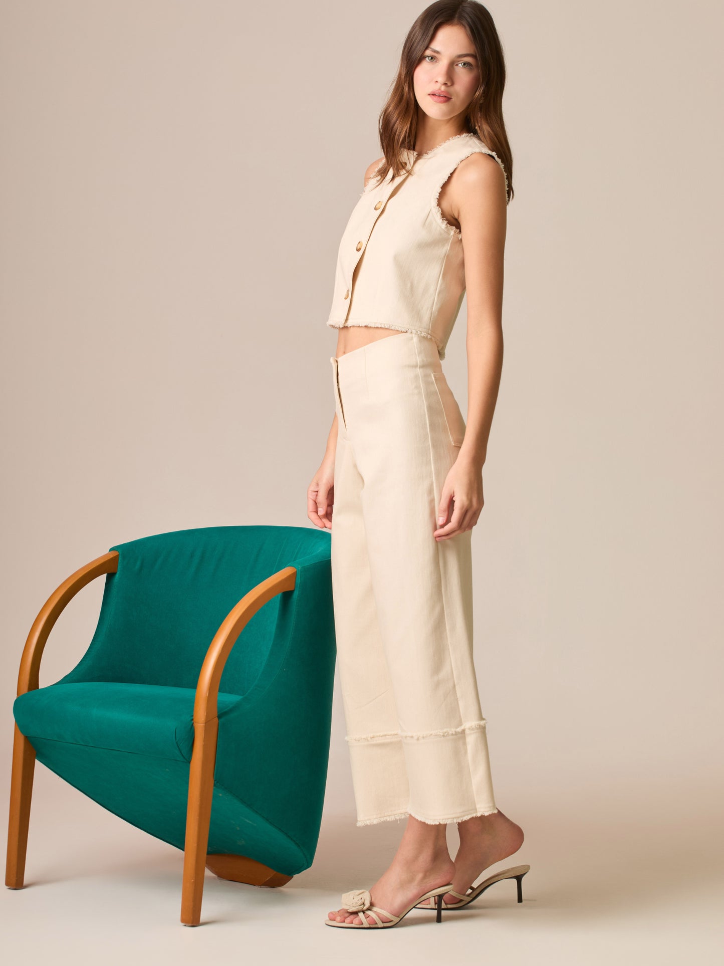 Pantalón culotte de tiro alto y pierna ancha; largo cropped con franjas y dobladillo deshilachado, cintura entallada y cierre oculto—silueta pulida y moderna para looks casual-chic
Detalles:
Color: Sand
Material: 98% Algodón 2% Elastómero
Cuidado: Lavar a mano con jabón suave, por separado.No dejar en remojo. Planchar a temperatura alta.