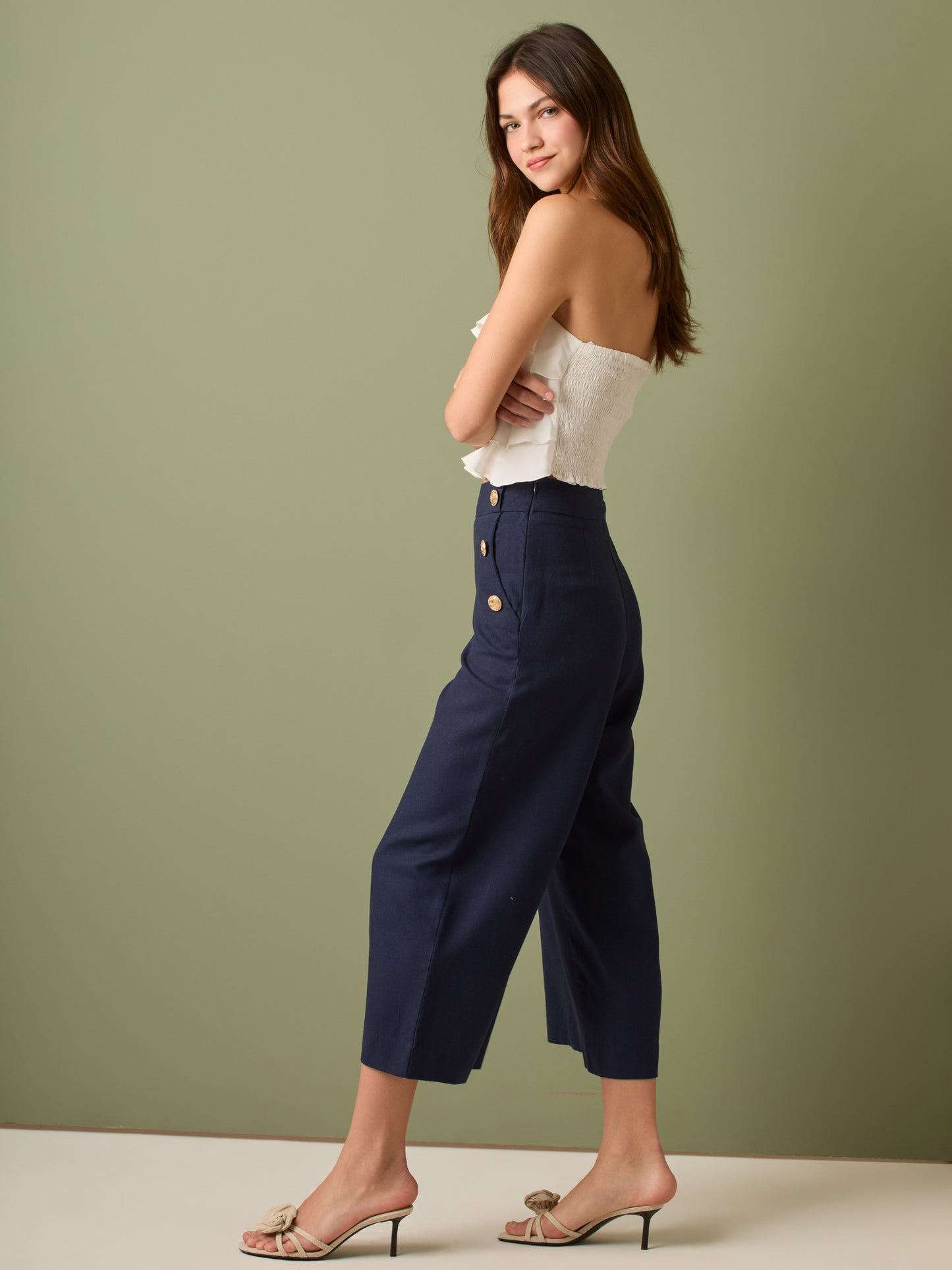 Pantalón culotte de tiro alto y pierna ancha; largo cropped que alarga la silueta, cintura entallada y botones laterales estilo marinero—versátil y elegante para looks casual-chic
Detalles:
Color: Ivory
Material: 100% lino. Forro 100% Rayón