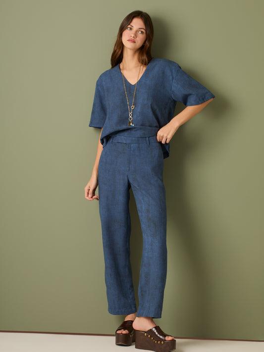 Este pantalón se distingue por su corte recto y relajado, con un estilo ligero que aporta comodidad y elegancia al mismo tiempo. La cintura es discreta, sin excesos, lo que lo hace versátil y fácil de llevar. Su diseño sencillo y fluido le da un aire sofisticado pero desenfadado, ideal para un look moderno y minimalista
Detalles:
Color: Cafe
Material: 100% Poliester