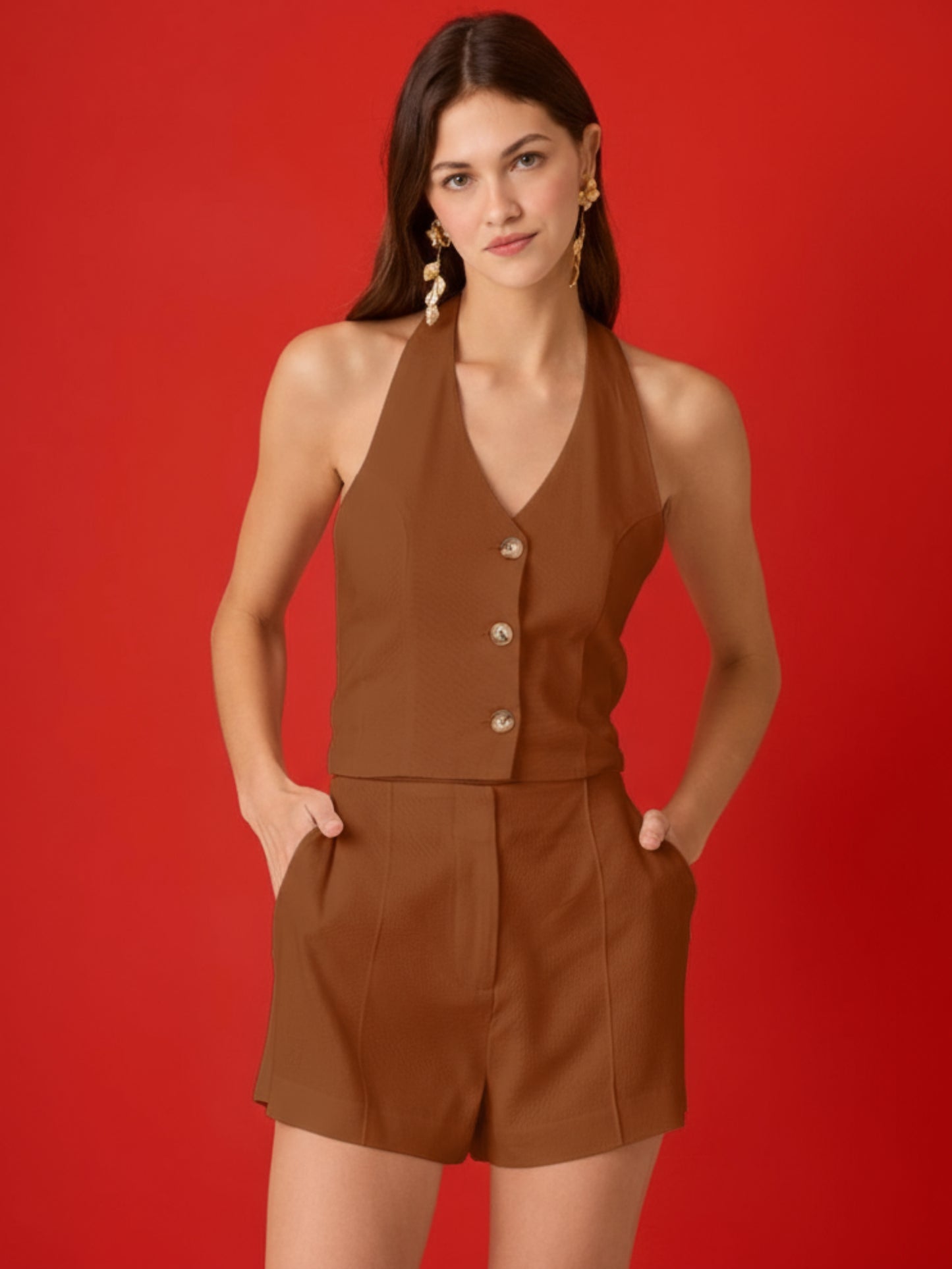 Short de sastrería con tiro alto y silueta recta, ligeramente amplia. Pretina limpia con cierre oculto, bolsillos laterales y pliegues frontales que estilizan. Dobladillo vuelto al muslo para un acabado pulcro y versátil que eleva cualquier look
Detalles:
Color: Cafe
Material: 70% Rayon 30% Lino