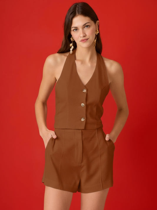 Short de sastrería con tiro alto y silueta recta, ligeramente amplia. Pretina limpia con cierre oculto, bolsillos laterales y pliegues frontales que estilizan. Dobladillo vuelto al muslo para un acabado pulcro y versátil que eleva cualquier look
Detalles:
Color: Cafe
Material: 70% Rayon 30% Lino