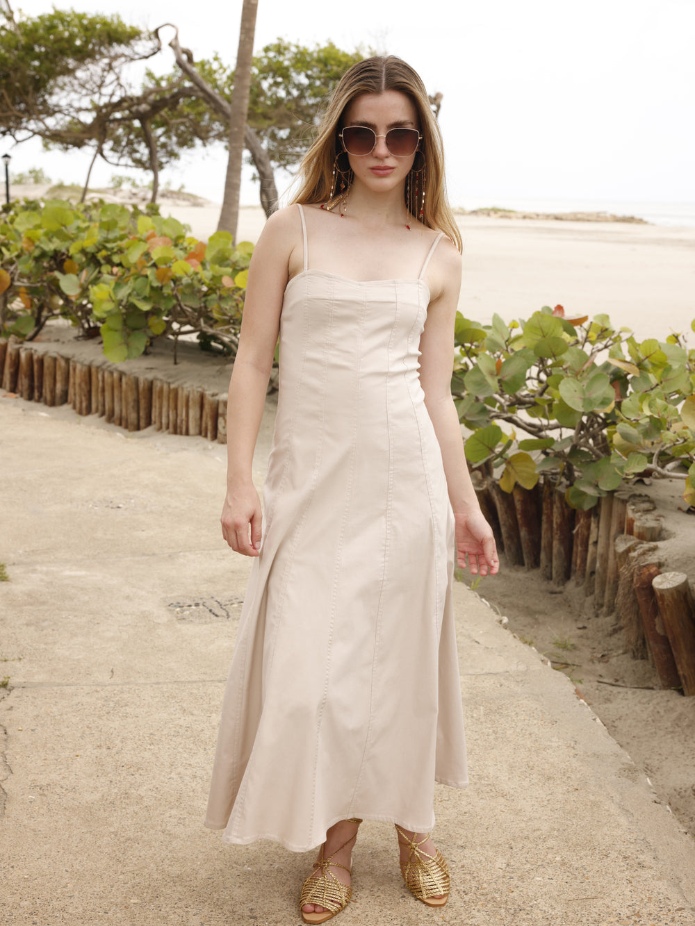 La prenda está entallada en la parte superior para realzar la silueta, mientras que la falda se abre ligeramente hacia abajo, dando libertad de movimiento y un efecto fluido. Su confección sin adornos excesivos resalta su estilo minimalista, ideal para adaptarse tanto a un look casual junto a la piscina como a un conjunto más sofisticado con los accesorios adecuados
Detalles:
Color: Sand
Material: 77% Rayon 20% Nylon 35 Spandex